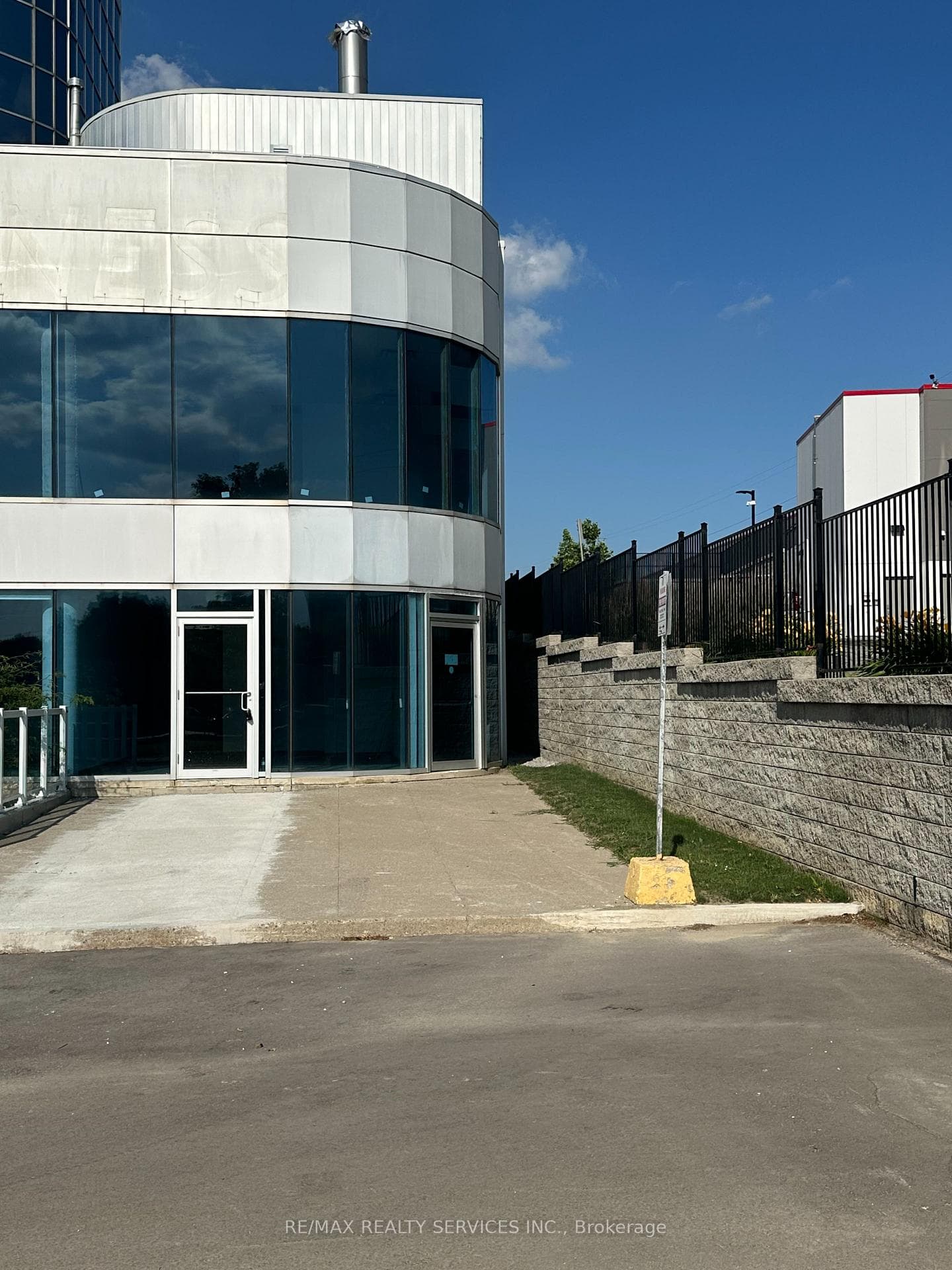 105 Gordon Baker Road 104, Toronto, ON M2H 3P8, Toronto C15 — photo 1