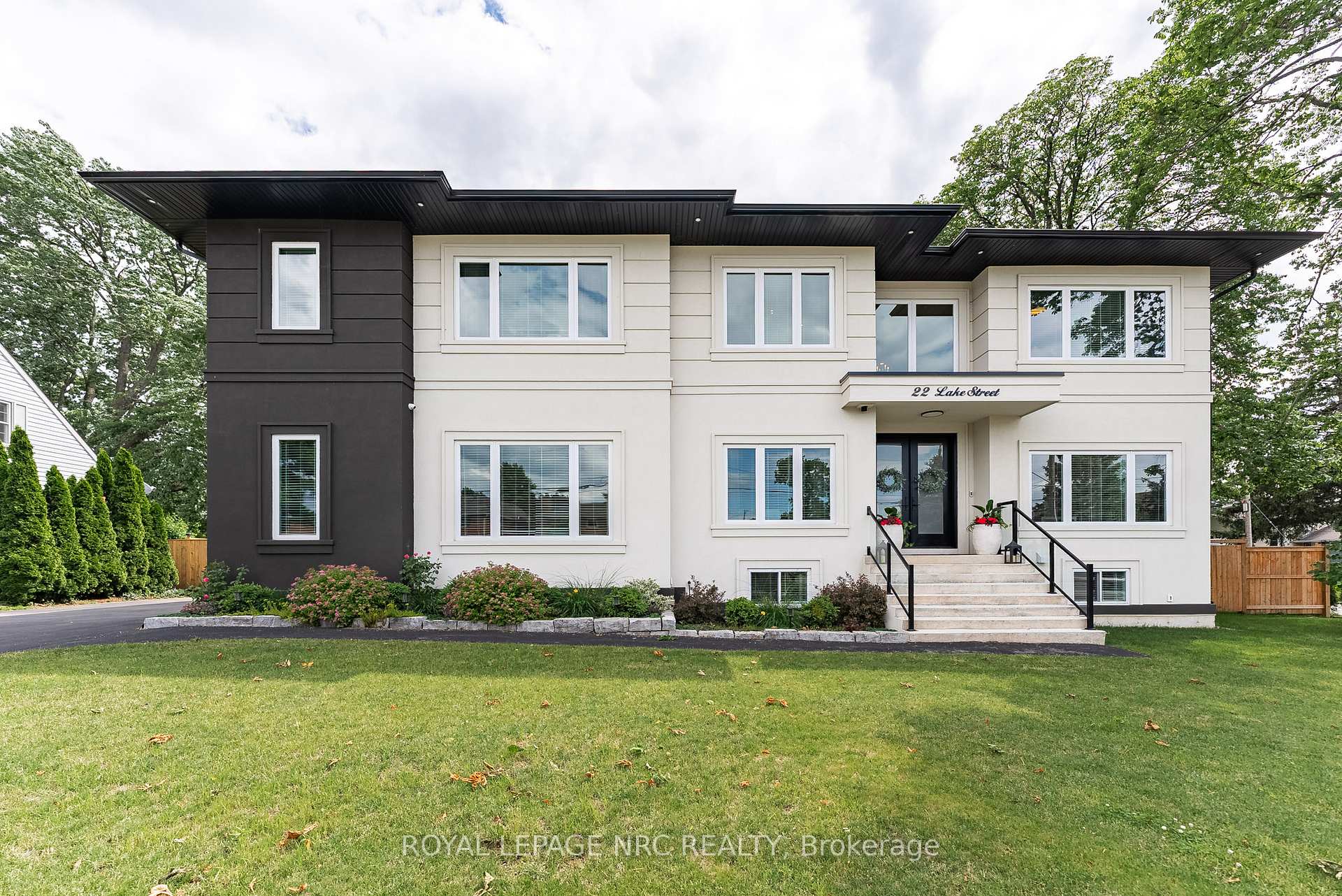 22 LAKE Street, Grimsby, ON L3M 2G7, Grimsby — photo 1