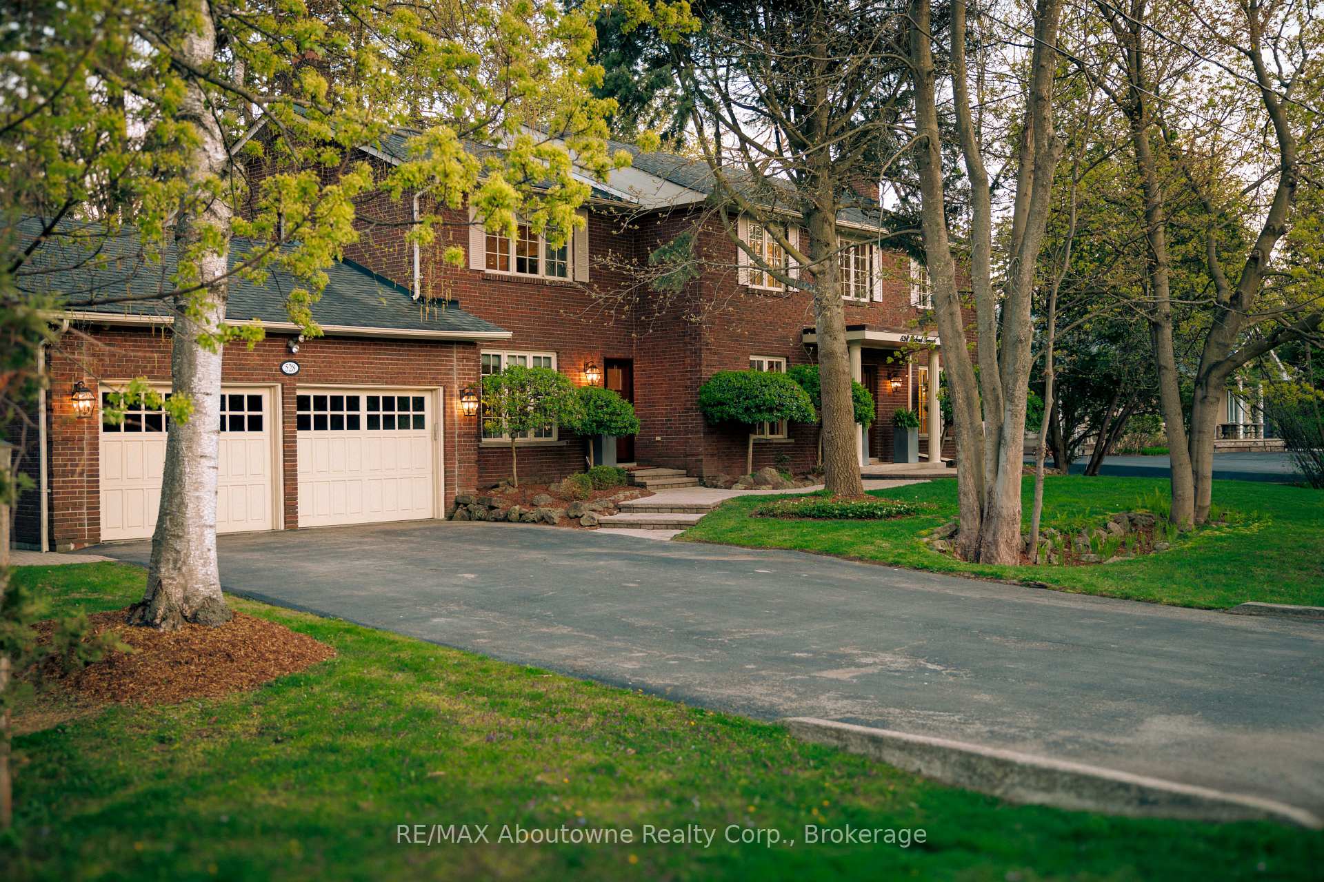 528 Michael Terrace, Oakville, ON L6J 1V1