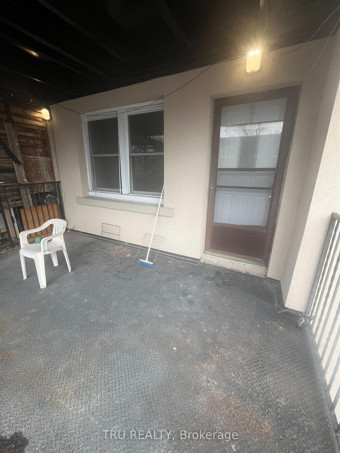 384 Blake Boulevard 3, Vanier and Kingsview Park, ON K1L 6L2, Vanier and Kingsview Park — photo 1