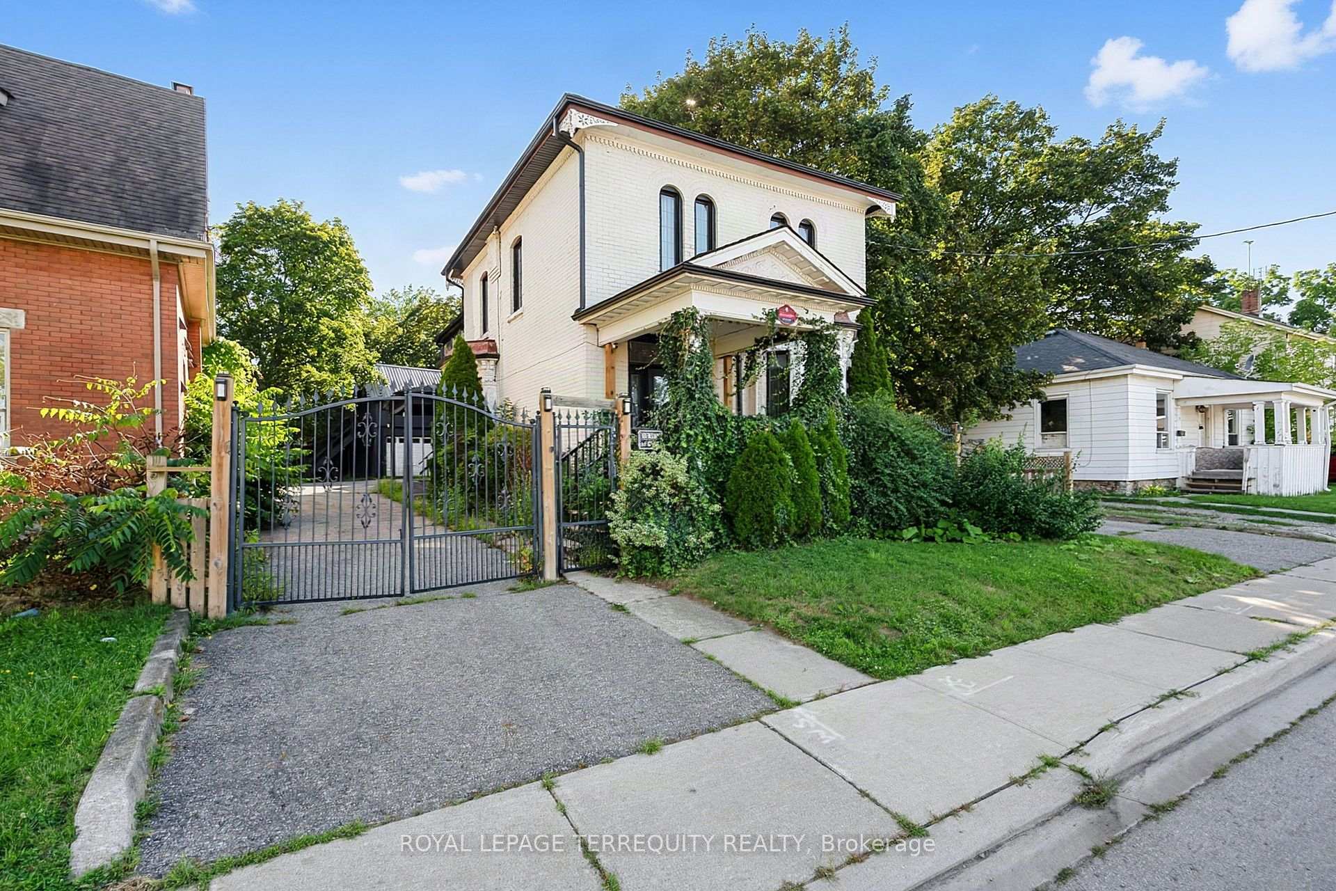 35 Elizabeth Street N, Brampton, ON L6X 1S3, Brampton — photo 1