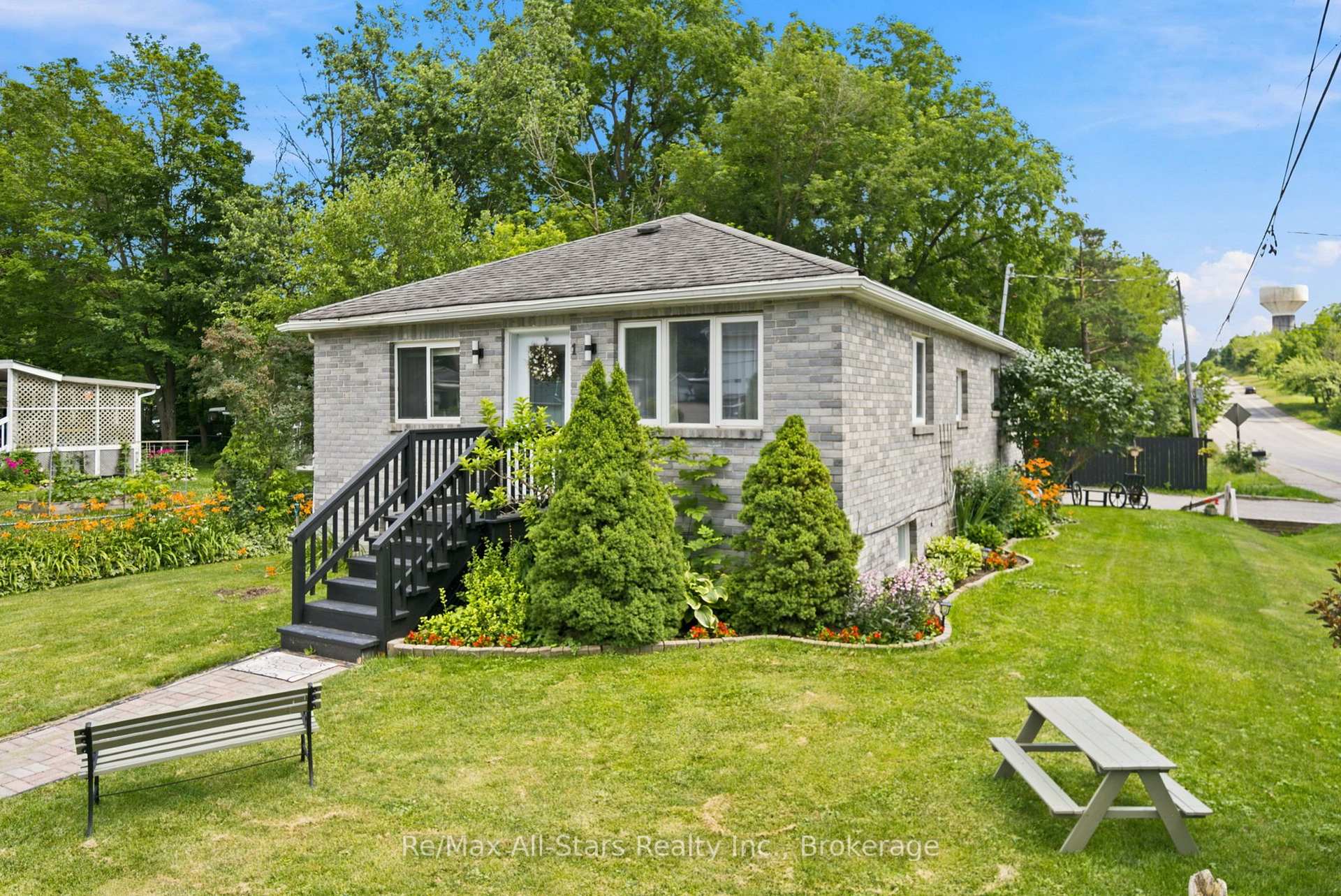 1 Maple Grove Street, Whitchurch-Stouffville, ON L4A 7X3, Whitchurch-Stouffville — photo 1