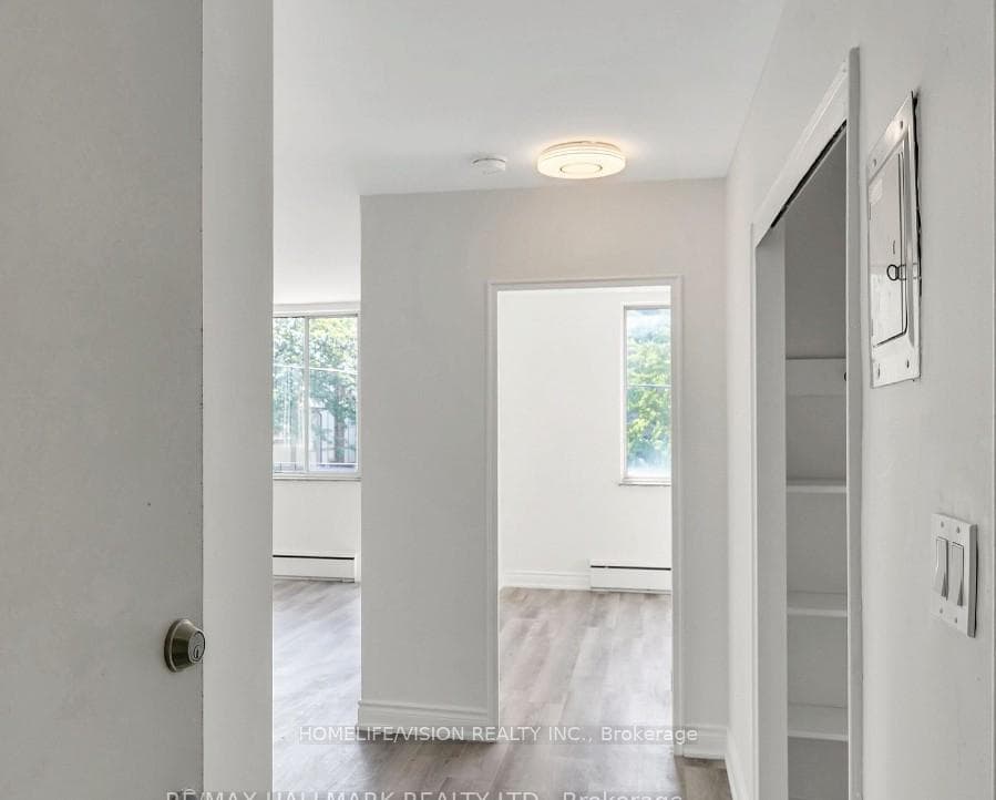 18 Kenrae Road 12, Toronto, ON M4G 1Y1, Toronto C11 — photo 1