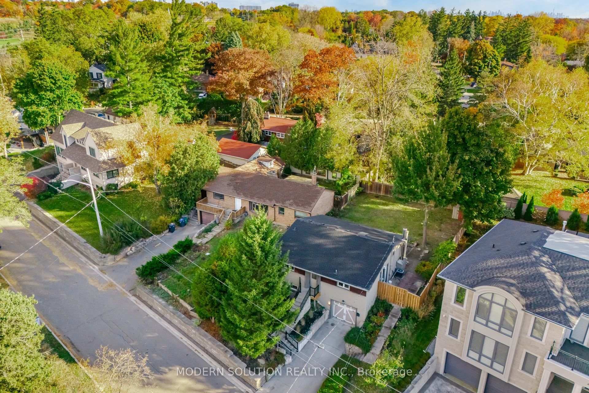 2557 Mindemoya Road, Mississauga, ON L5C 2R1, Mississauga — photo 1