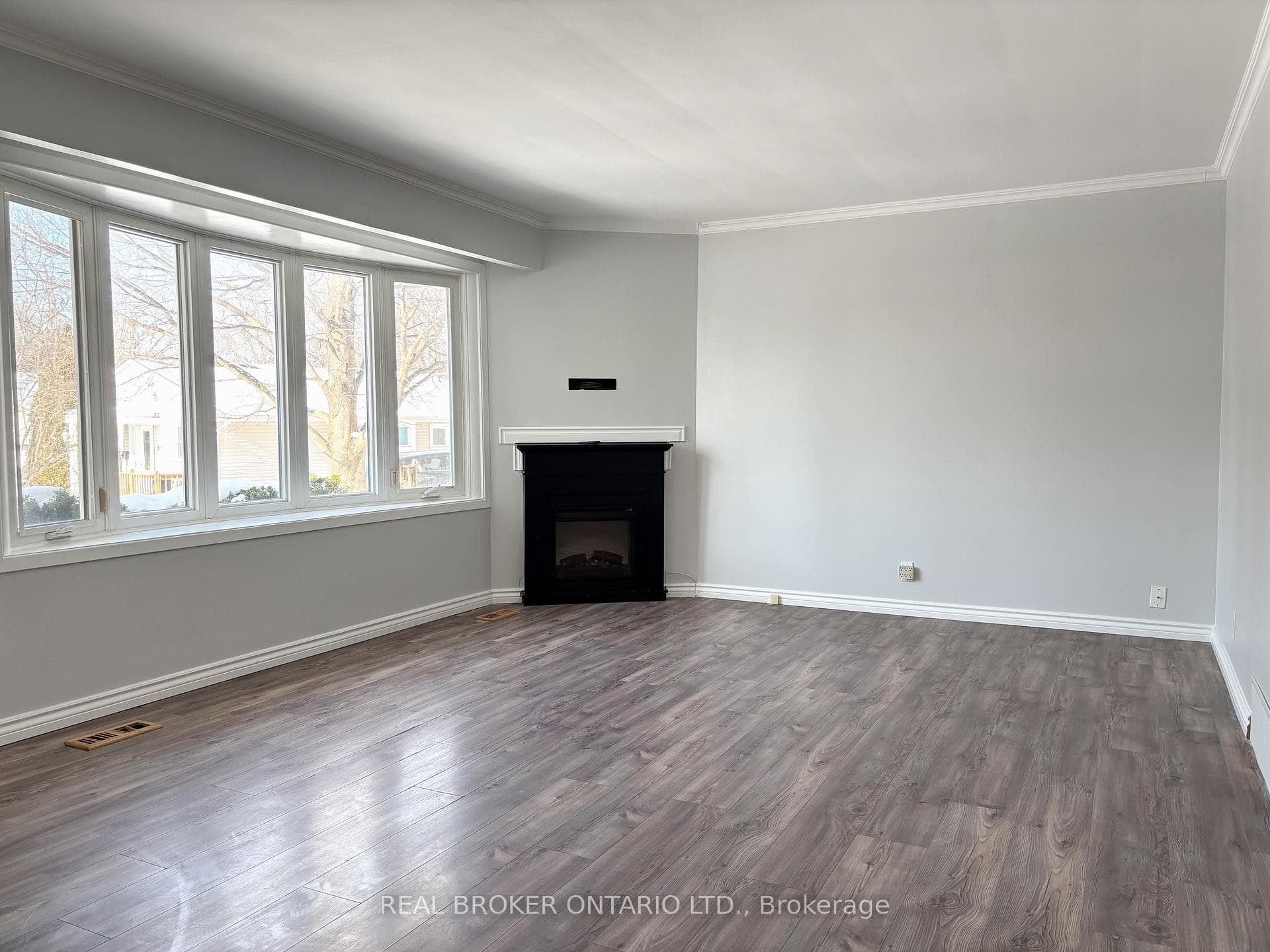 327 Dover Street Main Fl, Oshawa, ON L1G 6G7, Oshawa — photo 1