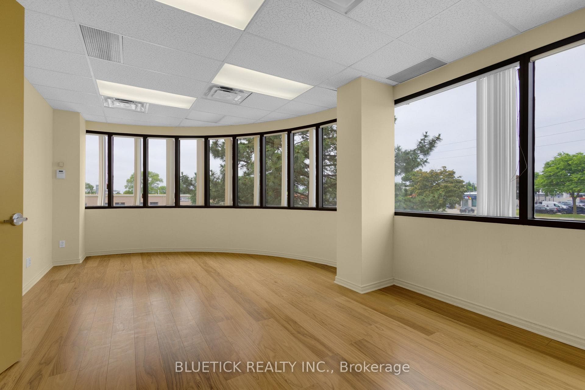 710 Dorval Drive 209, Oakville, ON L6K 3V7, Oakville — photo 1