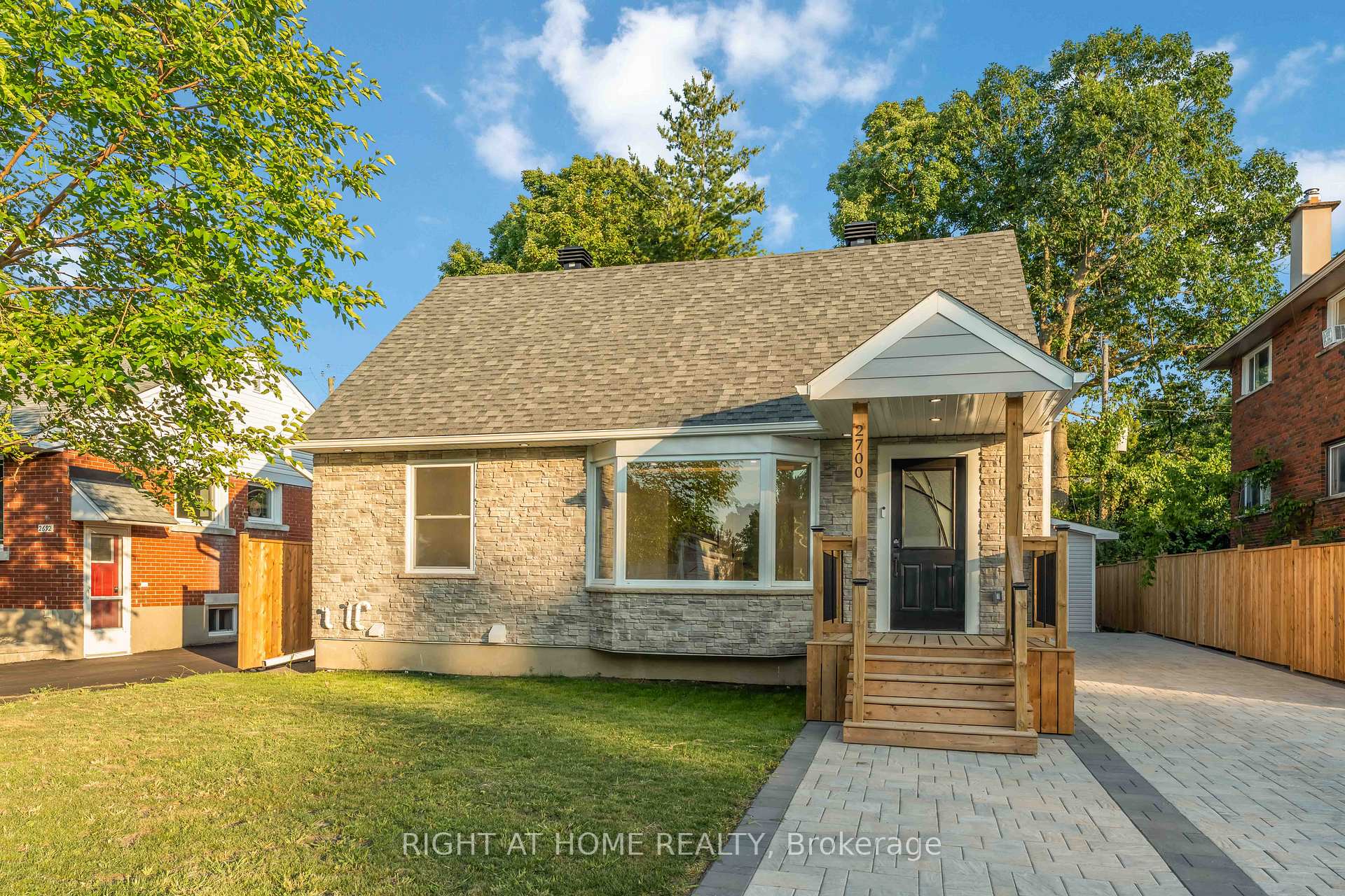 2700 PRISCILLA Street, Britannia - Lincoln Heights and Area, ON K2B 7E2, Britannia - Lincoln Heights and Area — photo 1