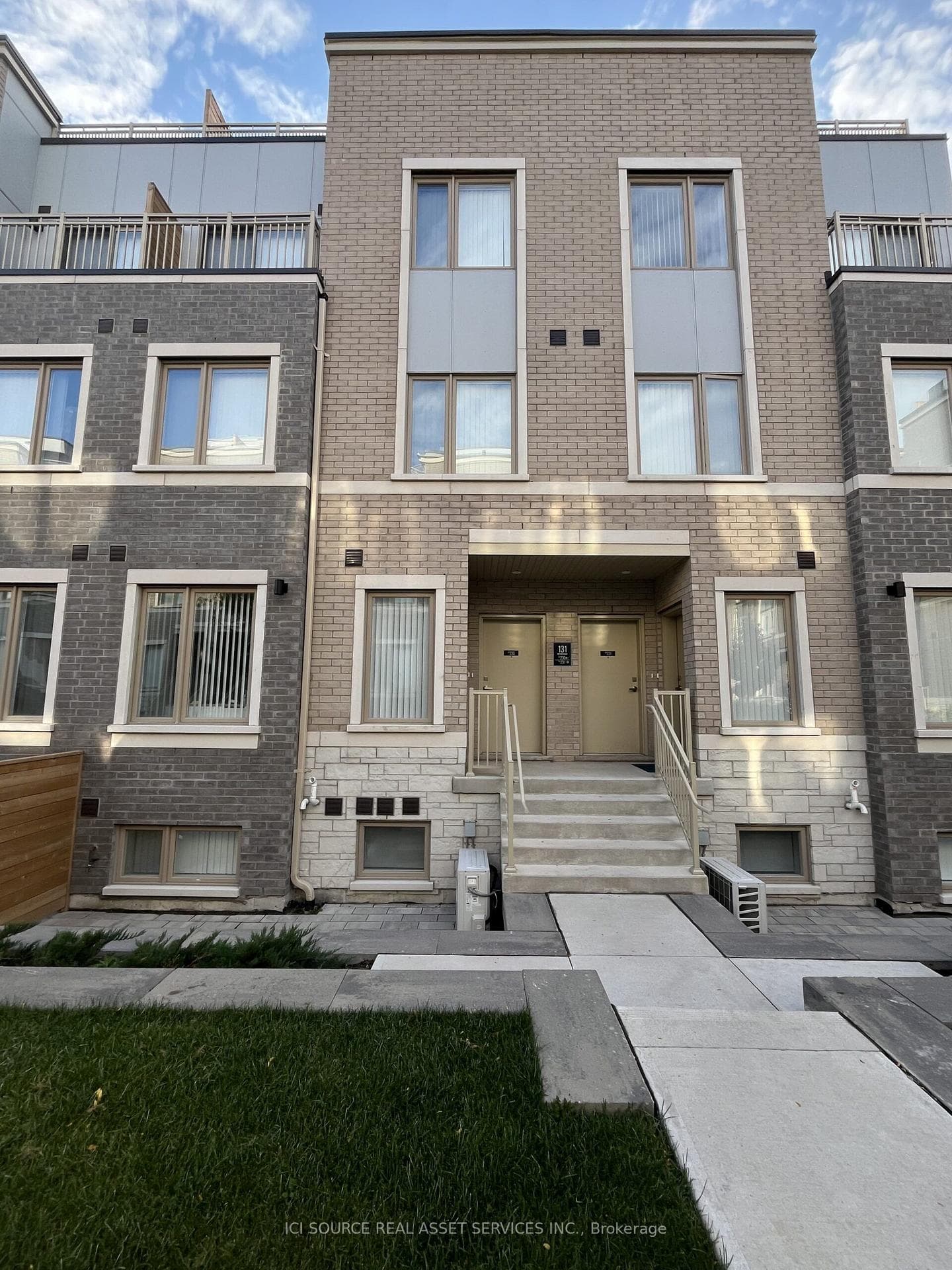 131 Honeycrisp Crescent 230, Vaughan, ON L4K 0N7, Vaughan — photo 1