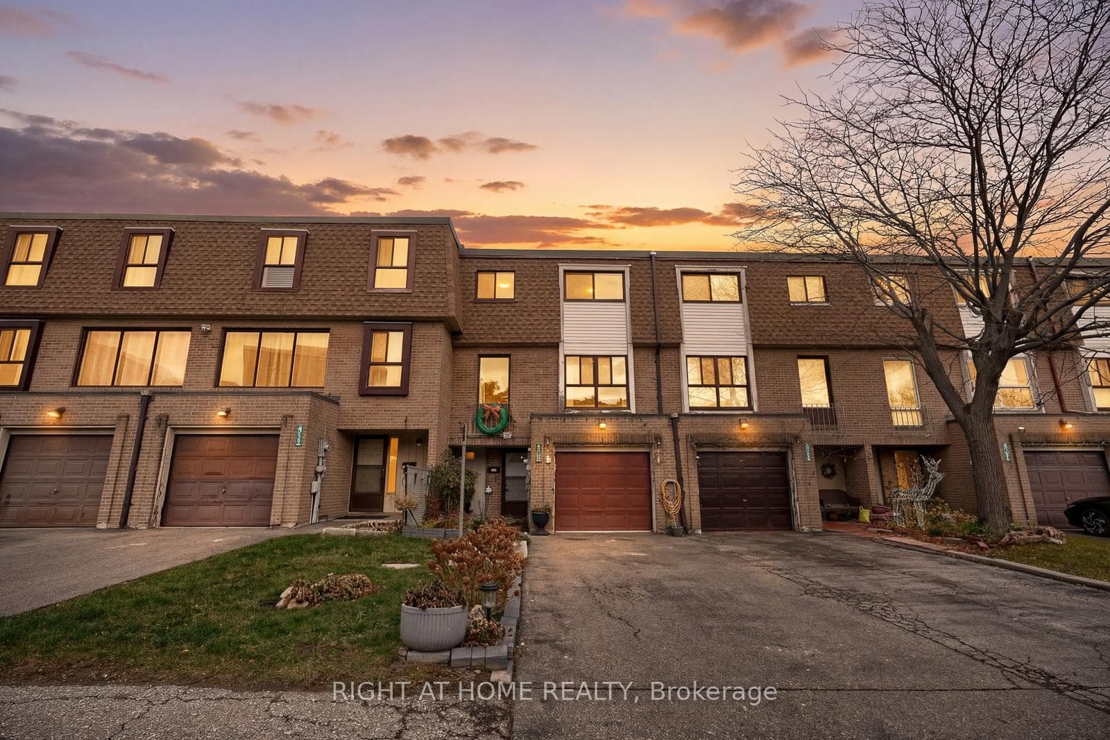 216 Fleetwood Crescent, Brampton, ON L6T 2E6, Brampton — photo 1
