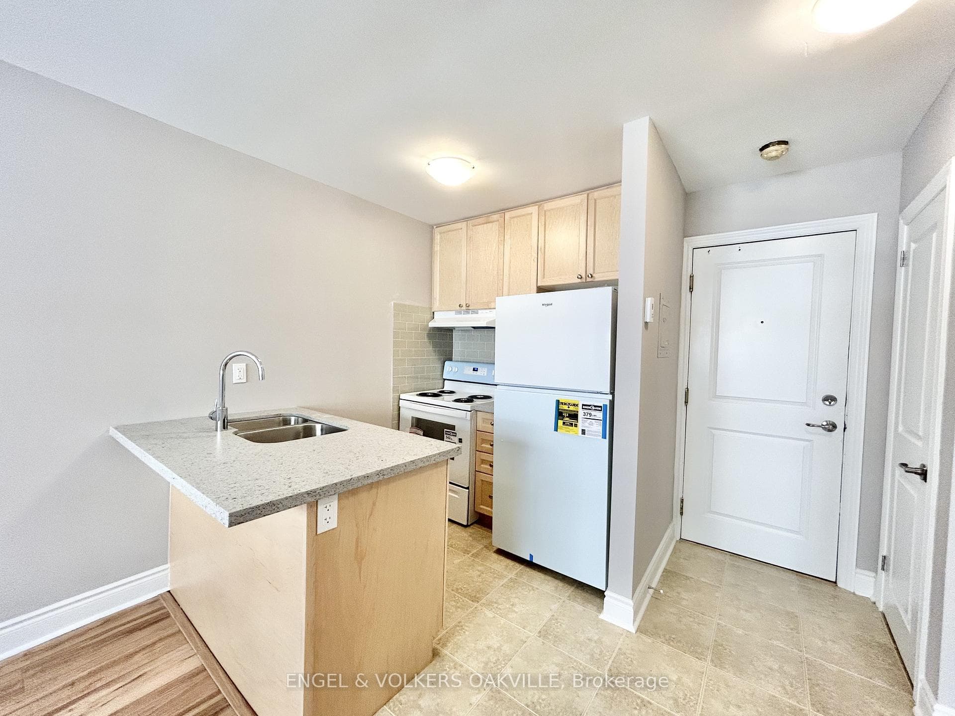 11 Thirty Third Street 204, Toronto, ON M8W 3G7, Toronto W06 — photo 1