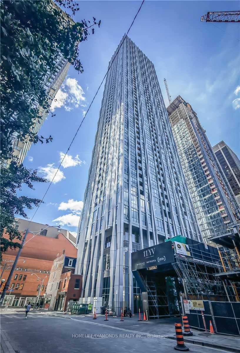 1 Yorkville Avenue 3302, Toronto, ON M4W 1L1, Toronto C02 — photo 1