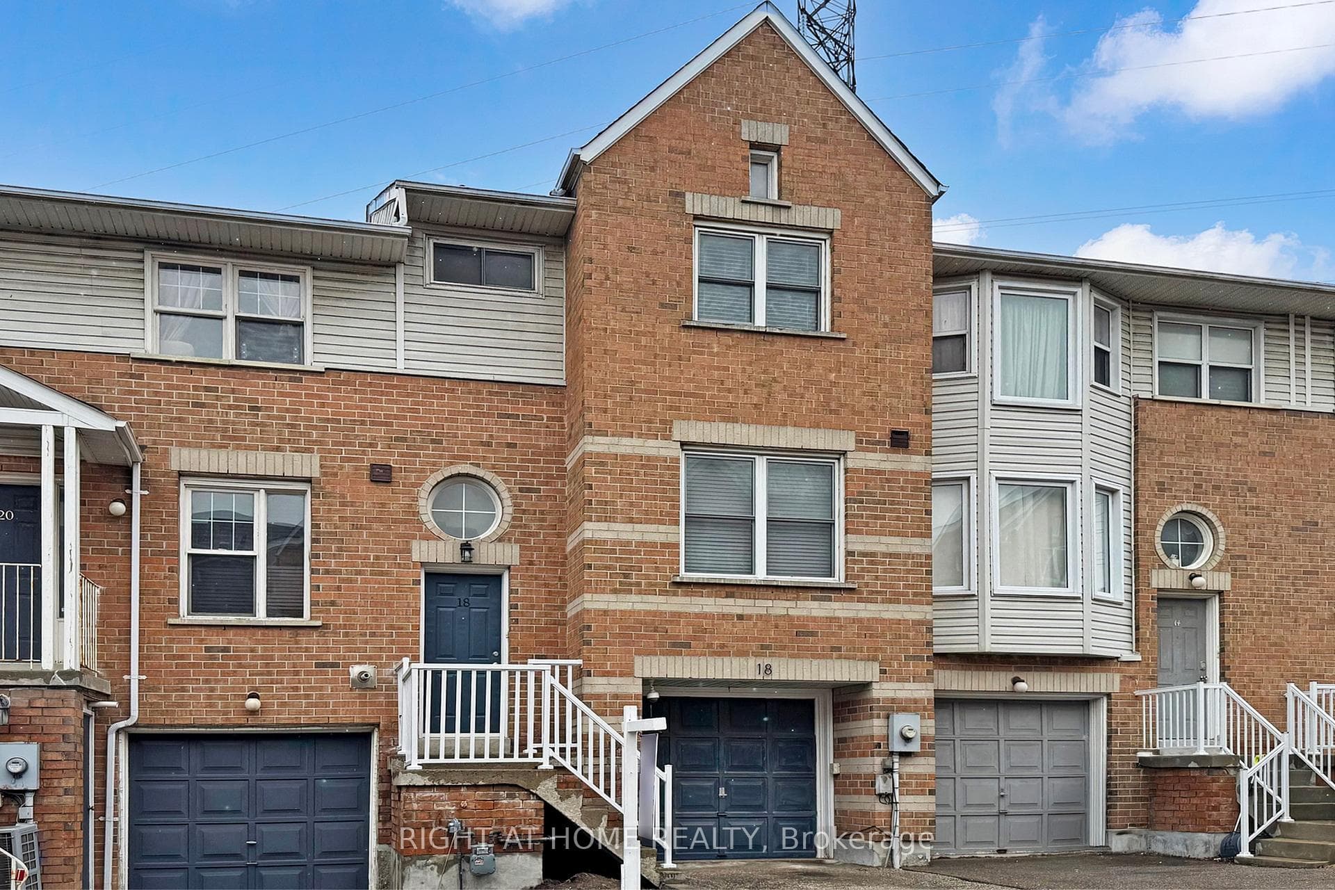 18 Brandy Lane Way, Newmarket, ON L3Y 8P7, Newmarket — photo 1