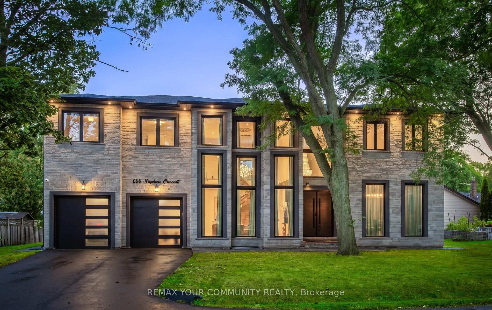 606 Stephens Crescent, Oakville, ON L6K 1Y3