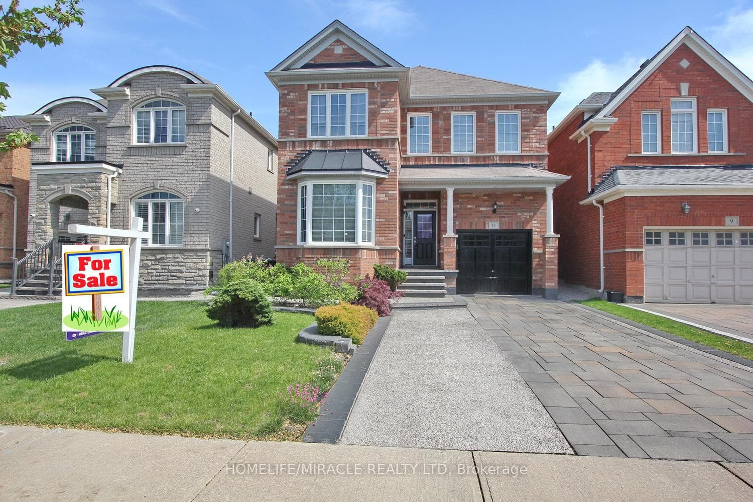 11 Bluffmeadow Street, Brampton, ON L6P 3K3, Brampton — photo 1