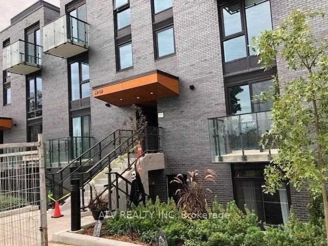 10 Brin Drive TH17, Toronto, ON M8X 0B3, Toronto W08 — photo 1