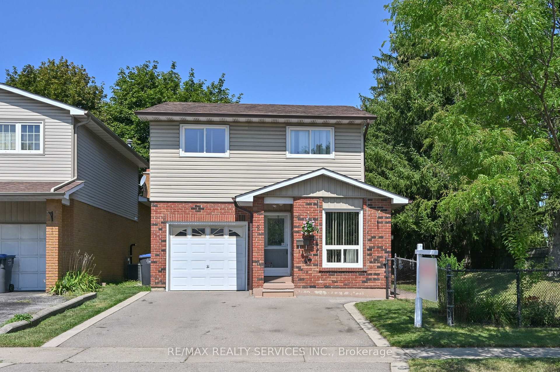 2 Lindridge Avenue, Brampton, ON L6S 3W9, Brampton — photo 1