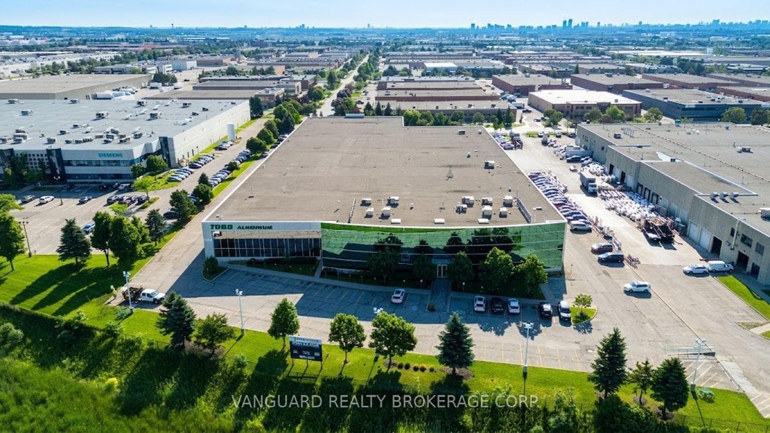 330 Applewood Crescent, Vaughan, ON L4K 4V2, Vaughan — photo 1