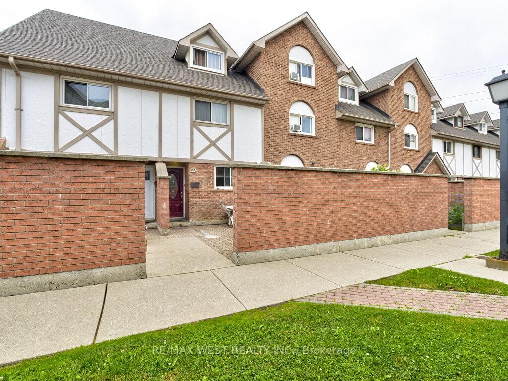 83 Irwin Road 22, Toronto, ON M9W 5W1, Toronto W10 — photo 1
