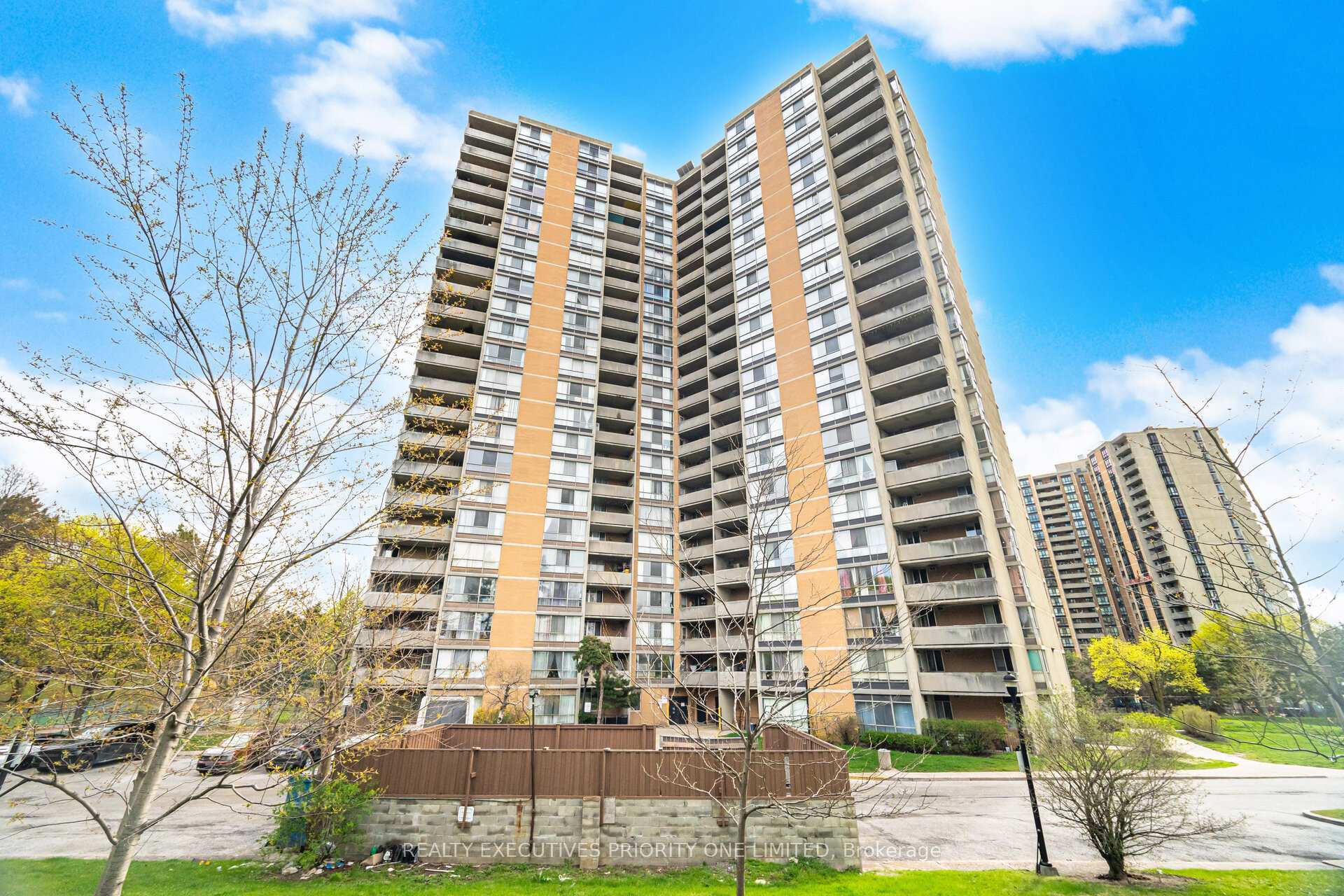 10 Martha Eaton Way 1013, Toronto, ON M6M 5B3, Toronto W04 — photo 1