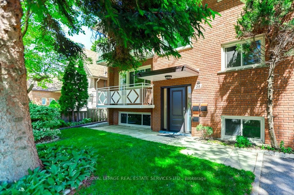 38 Jellicoe Avenue, Toronto, ON M8W 1W1, Toronto W06 — photo 1