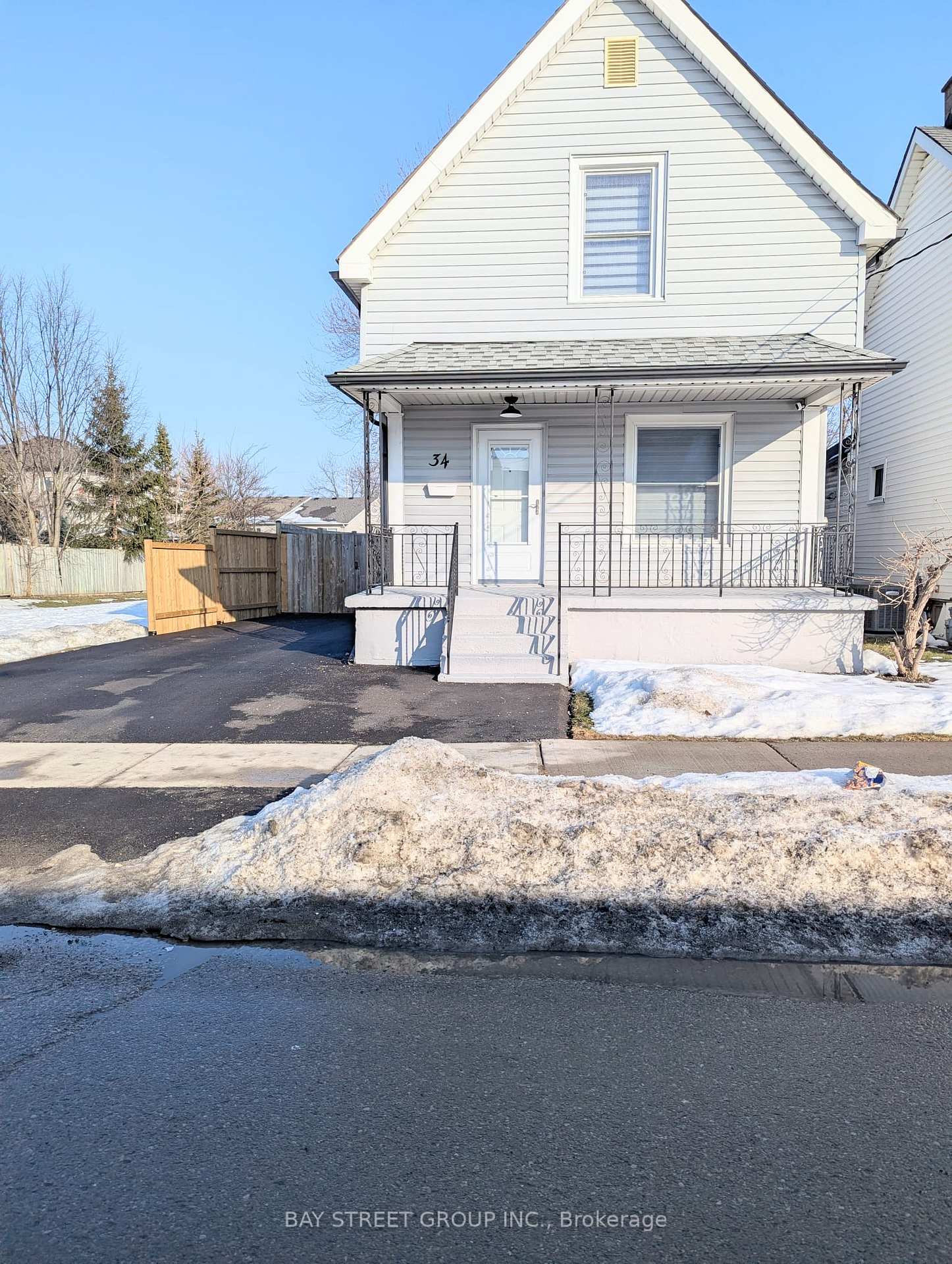34 Tasker Street, St. Catharines, ON L2R 3Z8, St. Catharines — photo 1