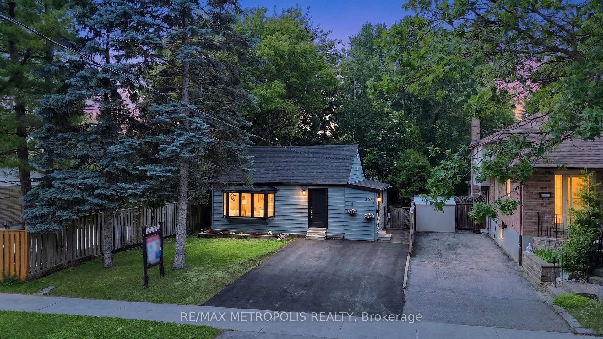 208 Palmerston Avenue, Whitby, ON L1N 3E7