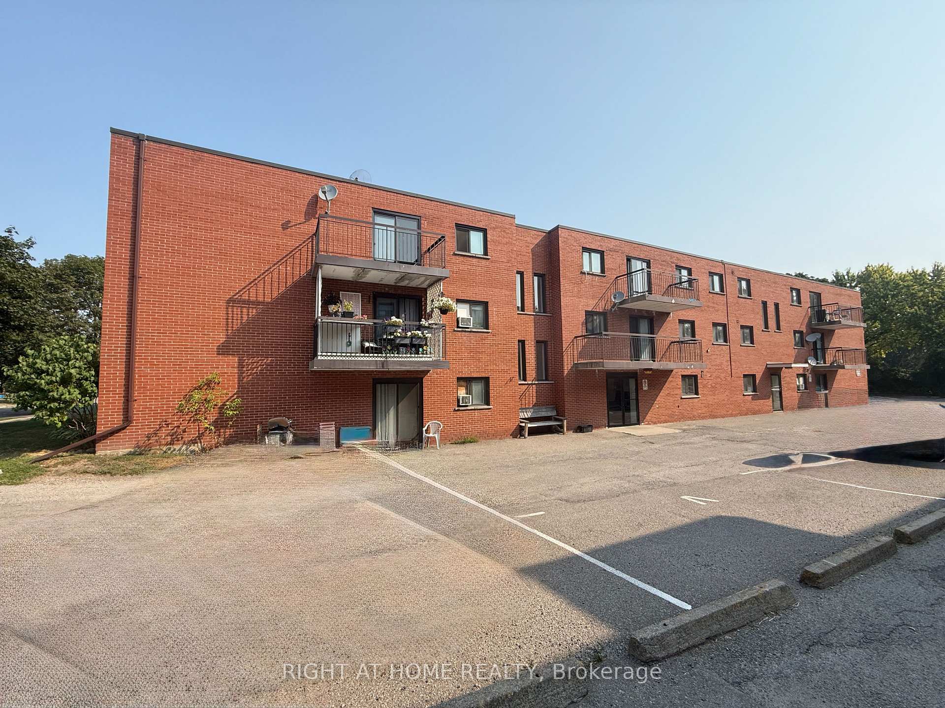 555 Oxford Street 205, Oshawa, ON L1J 3V5, Oshawa — photo 1