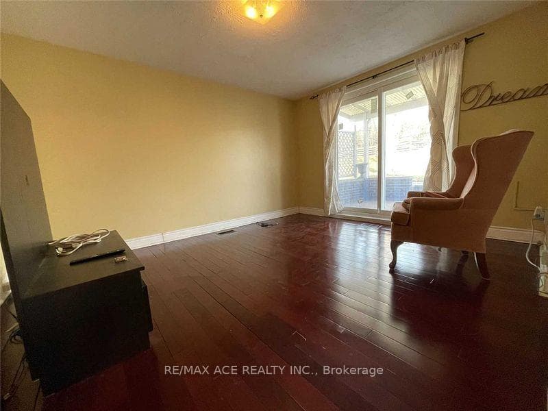 40 Cavehill Crescent Lower, Toronto, ON M1R 4P9, Toronto E04 — photo 1