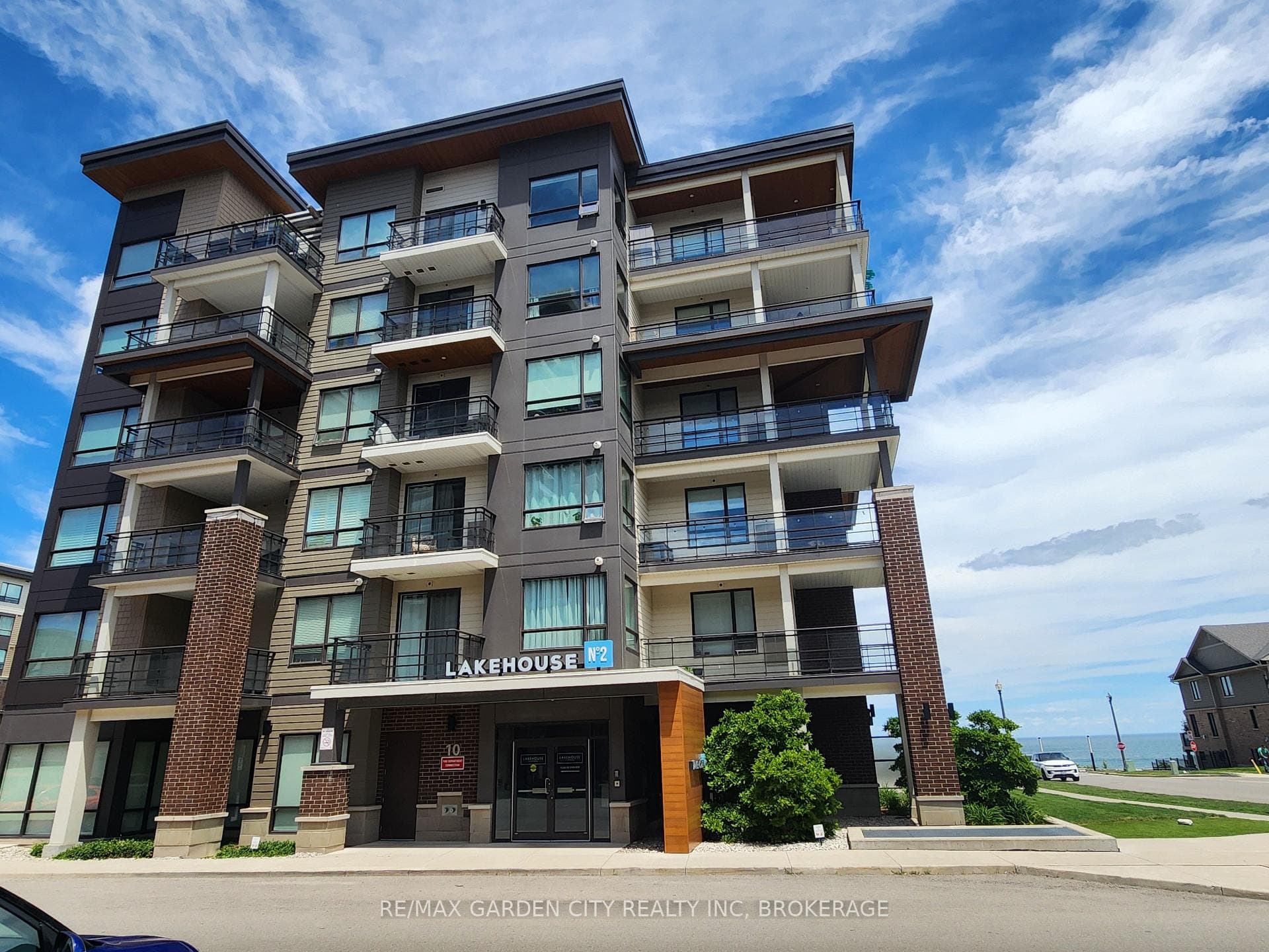 10 Esplanade Lane 206, Grimsby, ON L3M 0H1, Grimsby — photo 1