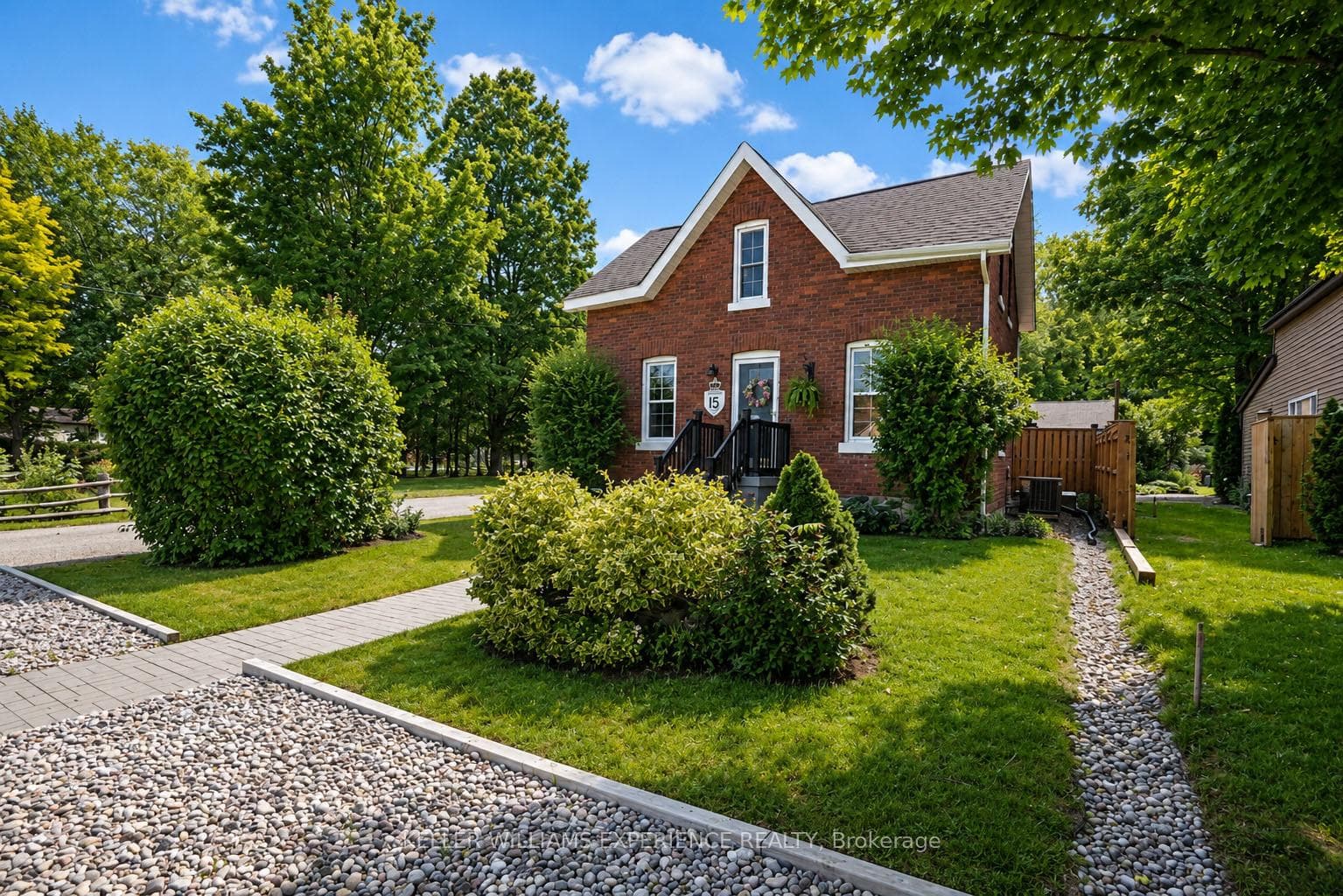 15 LEONARD Avenue, Penetanguishene, ON L9M 1E3, Penetanguishene — photo 1