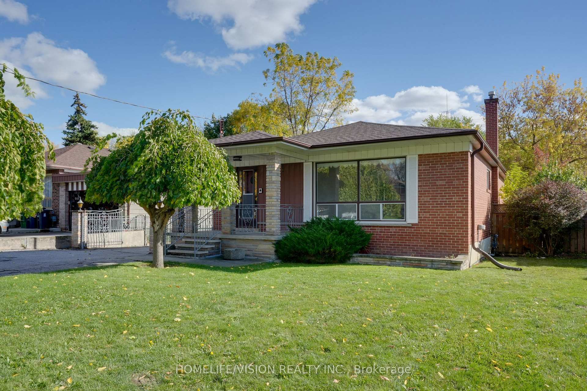 239 Epsom Downs Drive, Toronto, ON M3M 1T3, Toronto W05 — photo 1