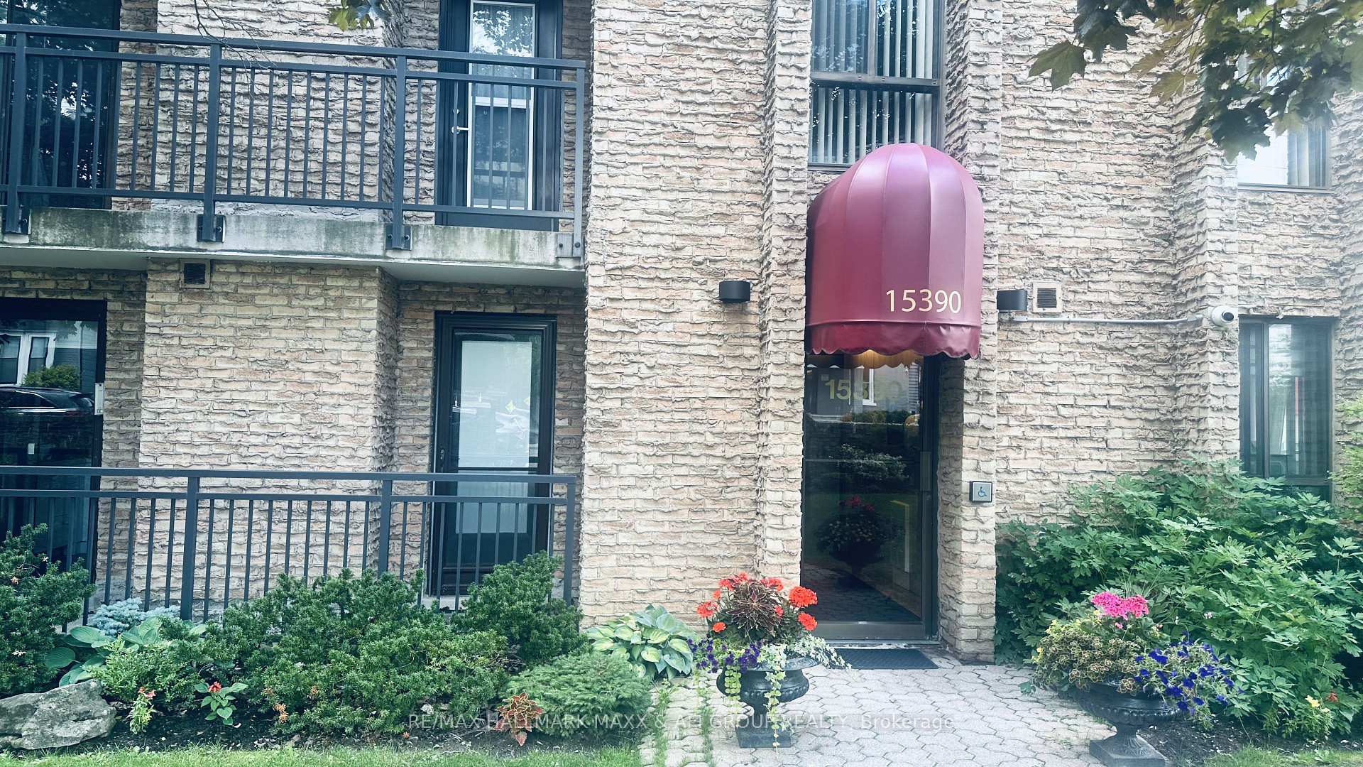 15390 Yonge Street 201, Aurora, ON L4G 1N8, Aurora — photo 1