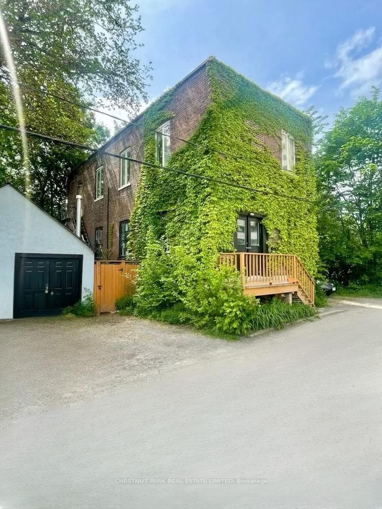156 Sussex Mews, Toronto, ON M5S 2K1, Toronto C01 — photo 1