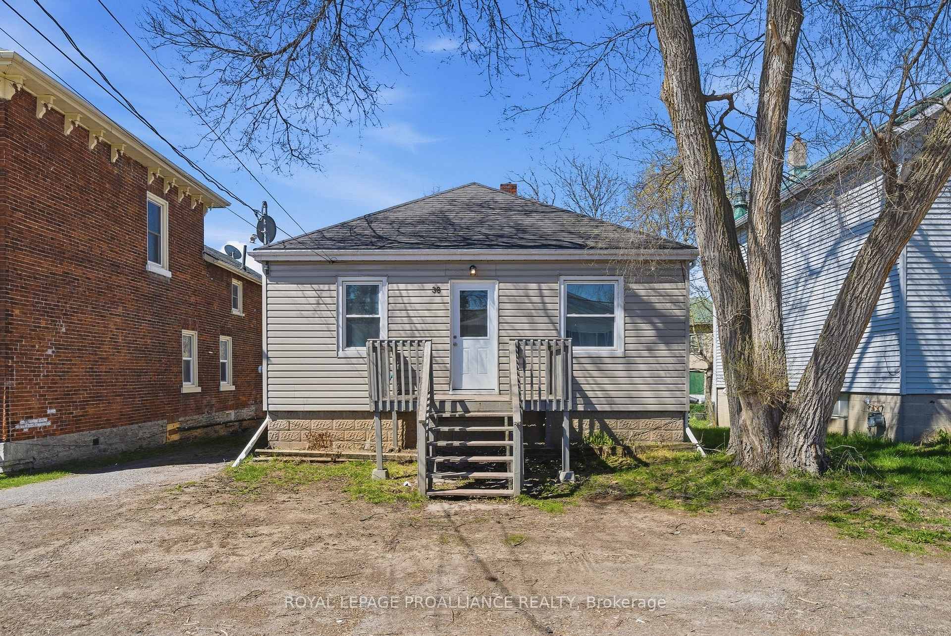 38 Oak Street, Belleville, ON K8N 3S8, Belleville — photo 1