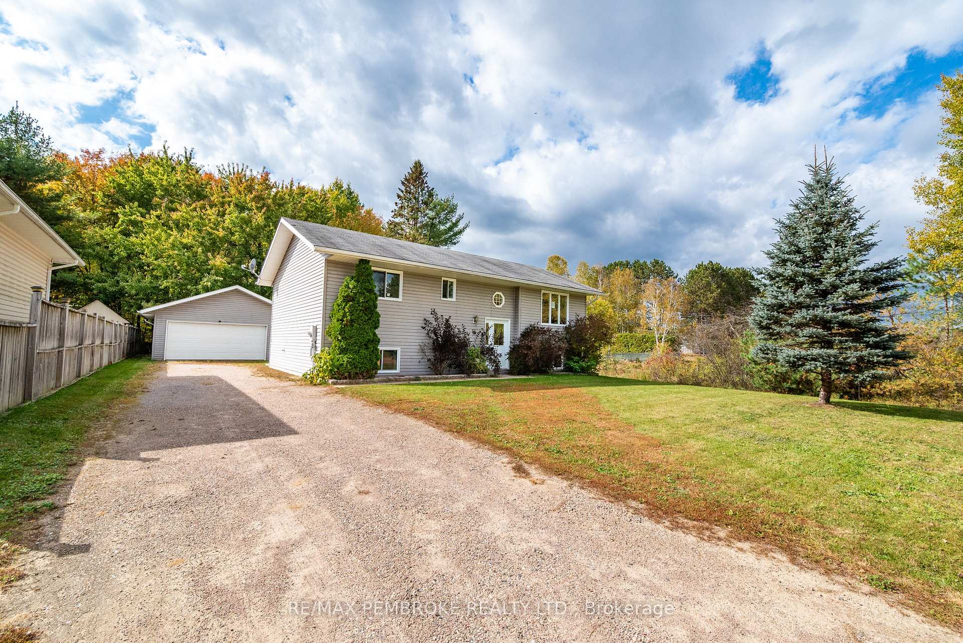 18 Joseph Street, Laurentian Hills, ON K0J 1J0, Laurentian Hills — photo 1