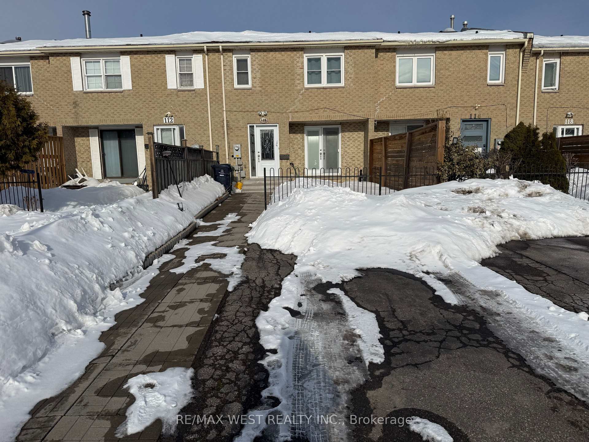 114 Courtlands Drive, Toronto, ON M1B 4M7, Toronto E11 — photo 1