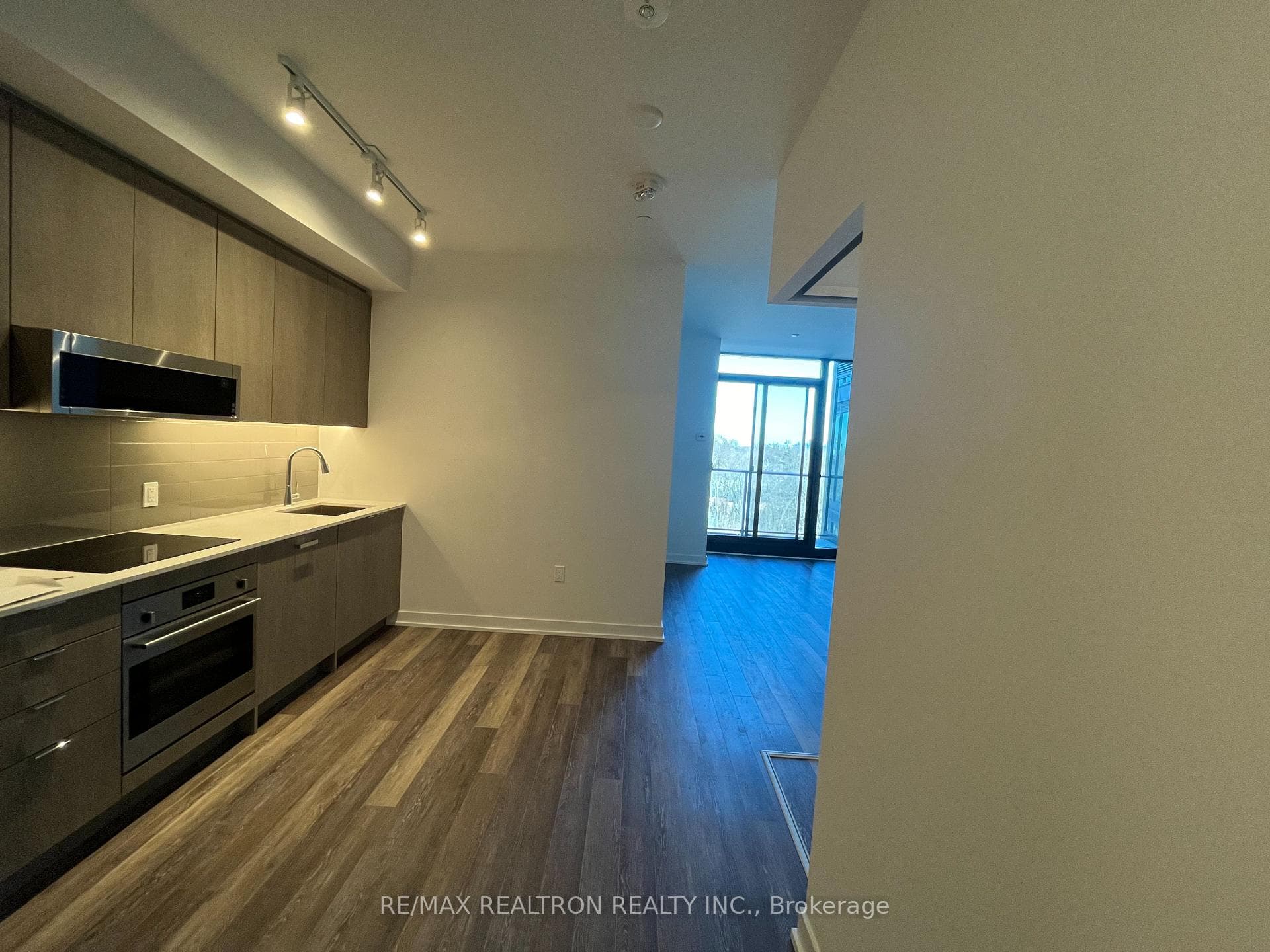 250 Lawrence Avenue W 701, Toronto, ON M5M 1B2, Toronto C04 — photo 1