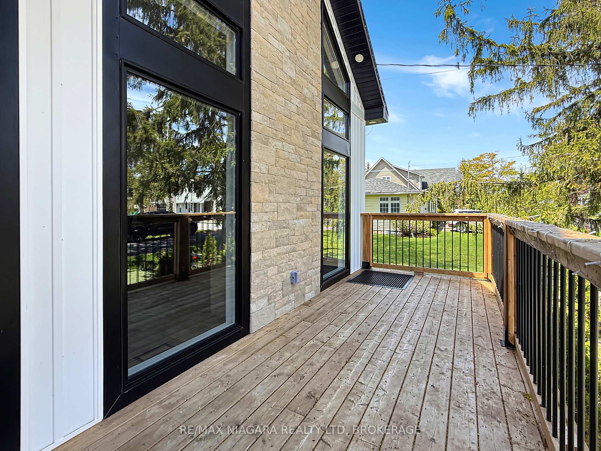 8 Adelaide Street, Fort Erie, ON L2A 5K5, Fort Erie — photo 1