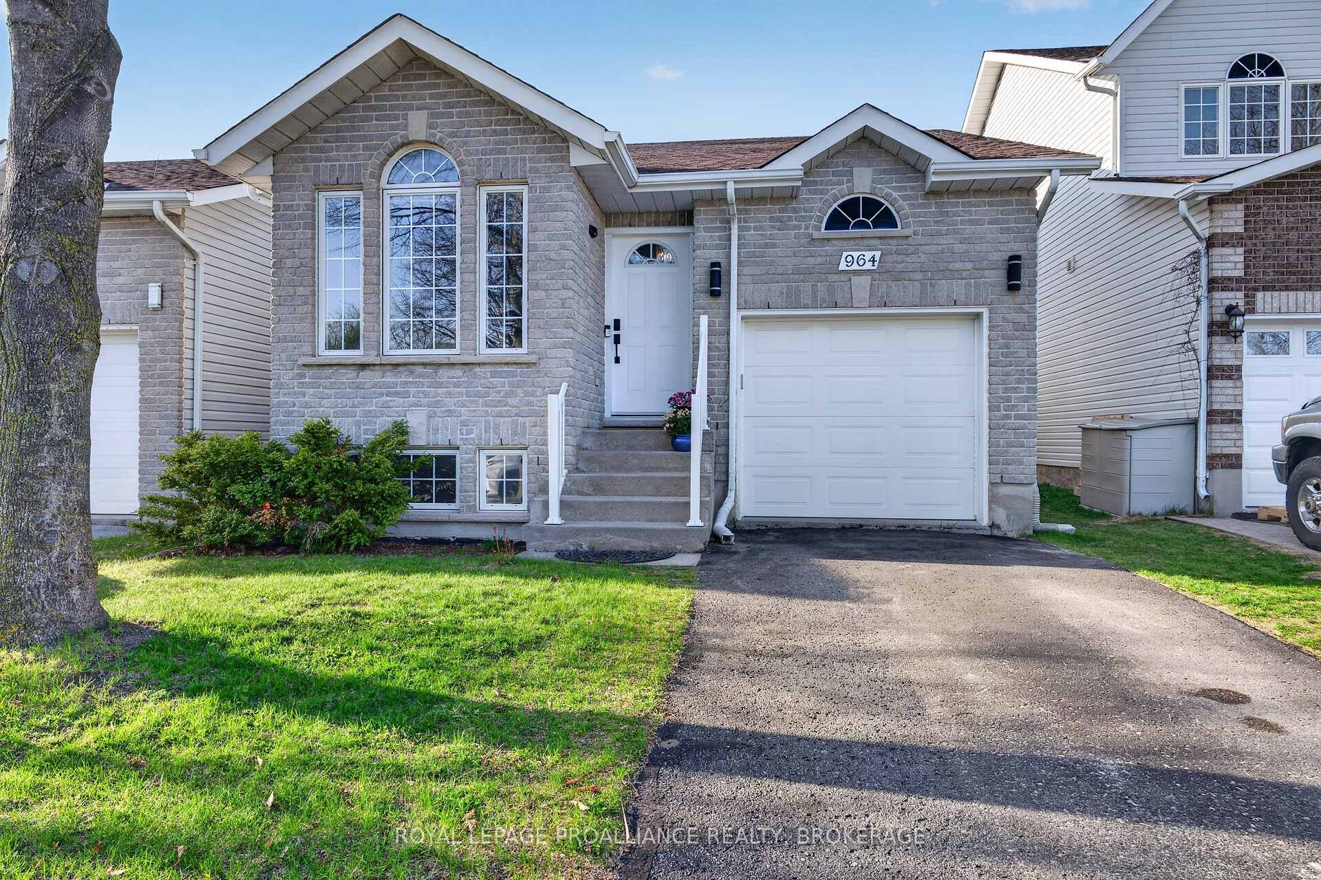 964 Rainbow Crescent, Kingston, ON K7K 7J2