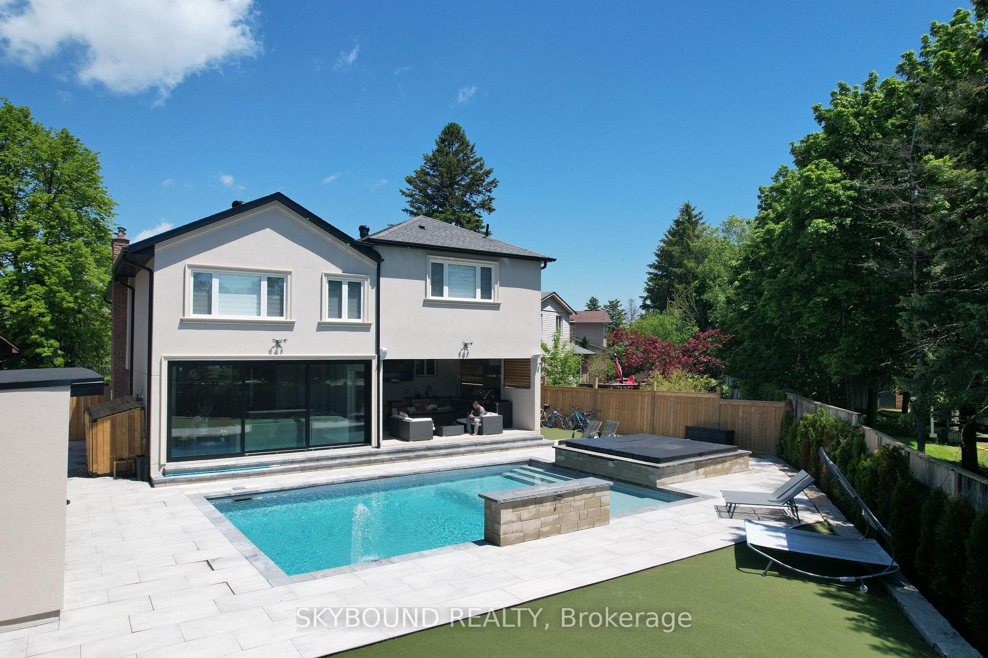 2711 Spruce Needle Court, Mississauga, ON L5L 1N2