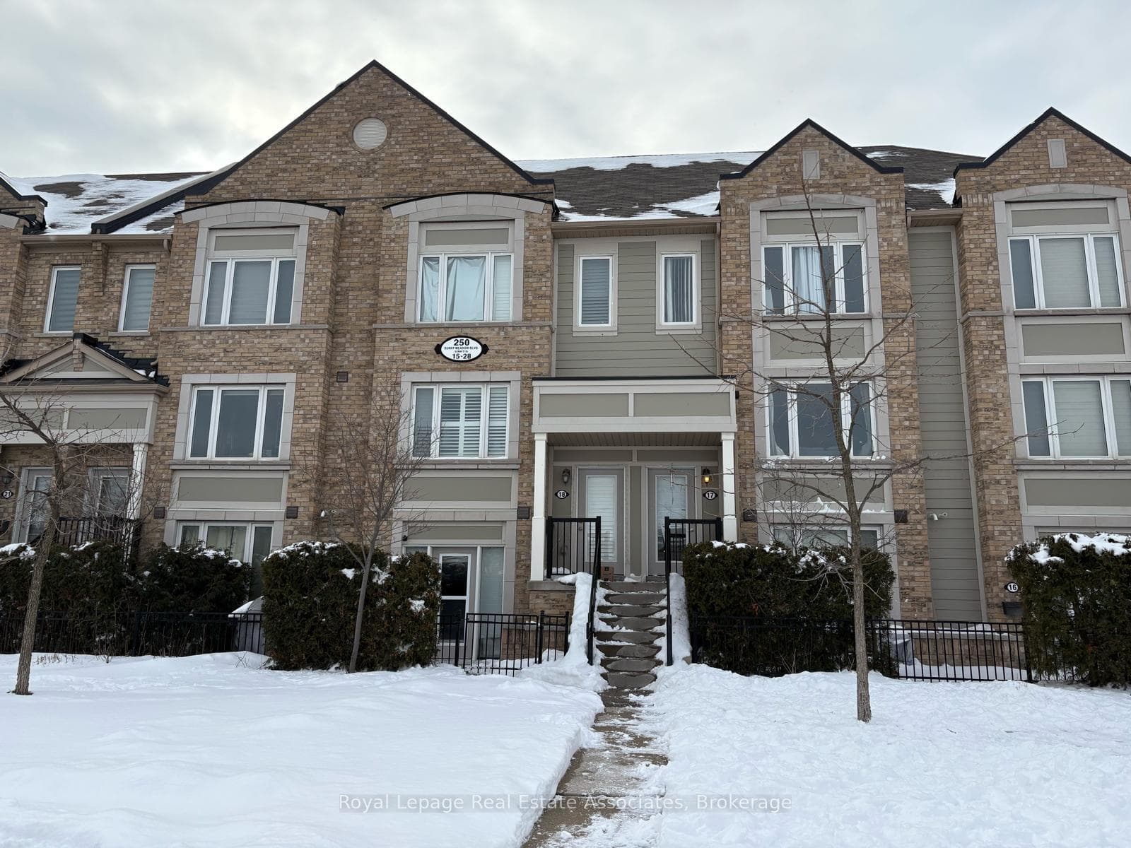 250 Sunny Meadow Boulevard 19, Brampton, ON L6R 3Y6, Brampton — photo 1
