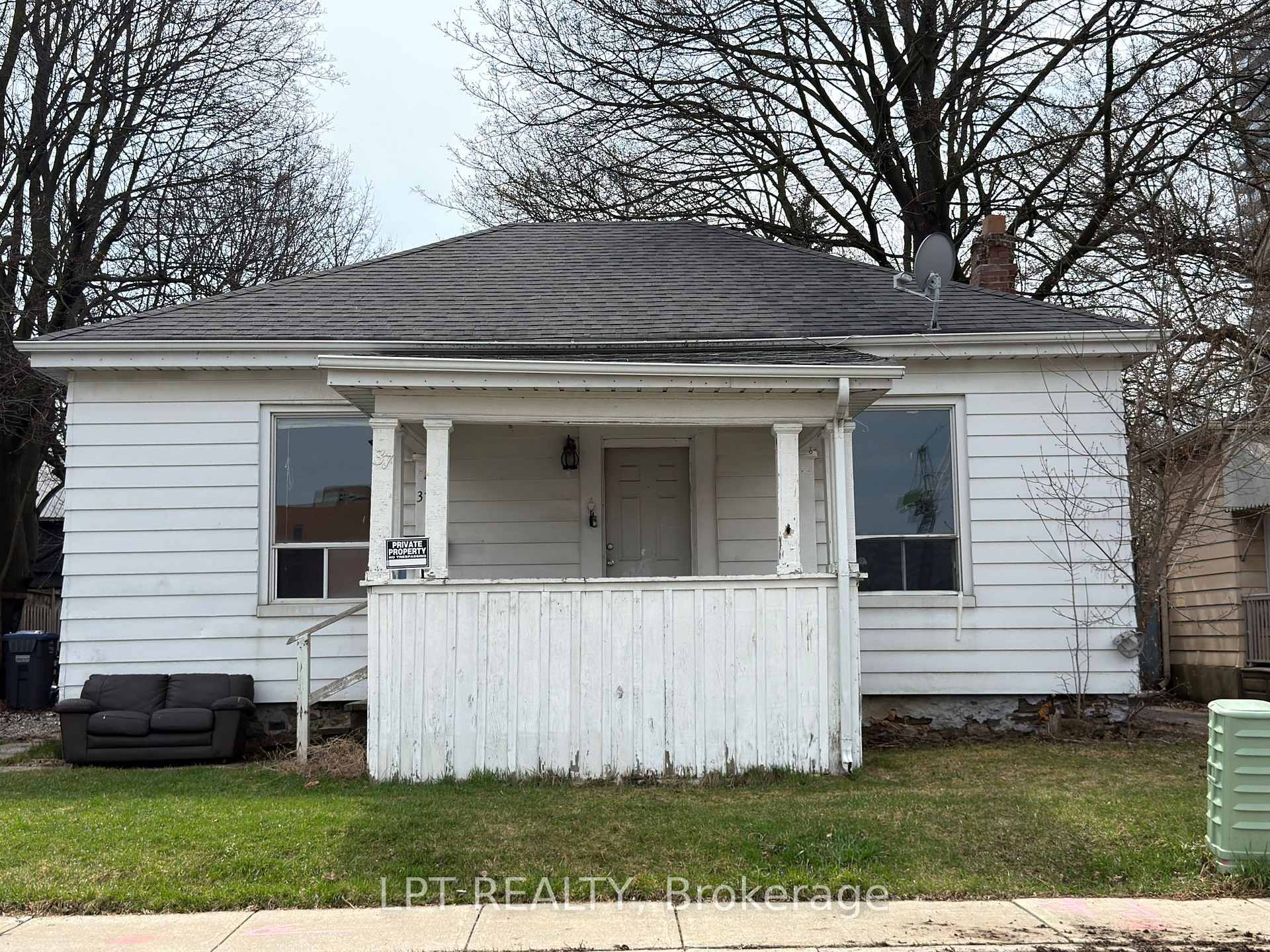 37 Elizabeth Street N, Brampton, ON L6X 1S3, Brampton — photo 1