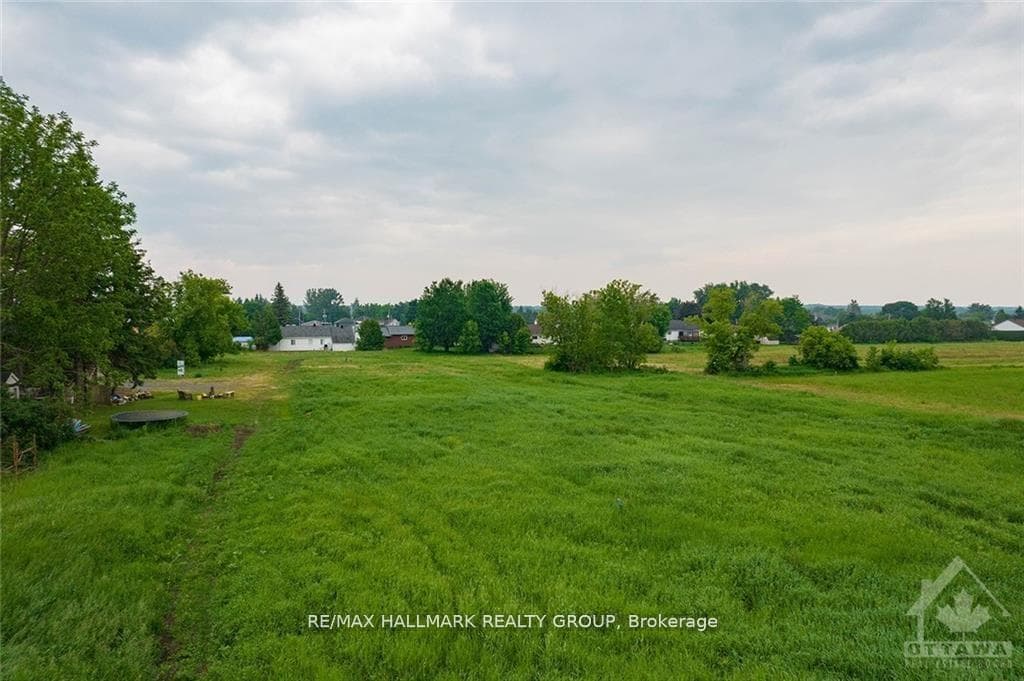 3748 CHAMPLAIN Street 2, Clarence-Rockland, ON K0A 1E0, Clarence-Rockland — photo 1