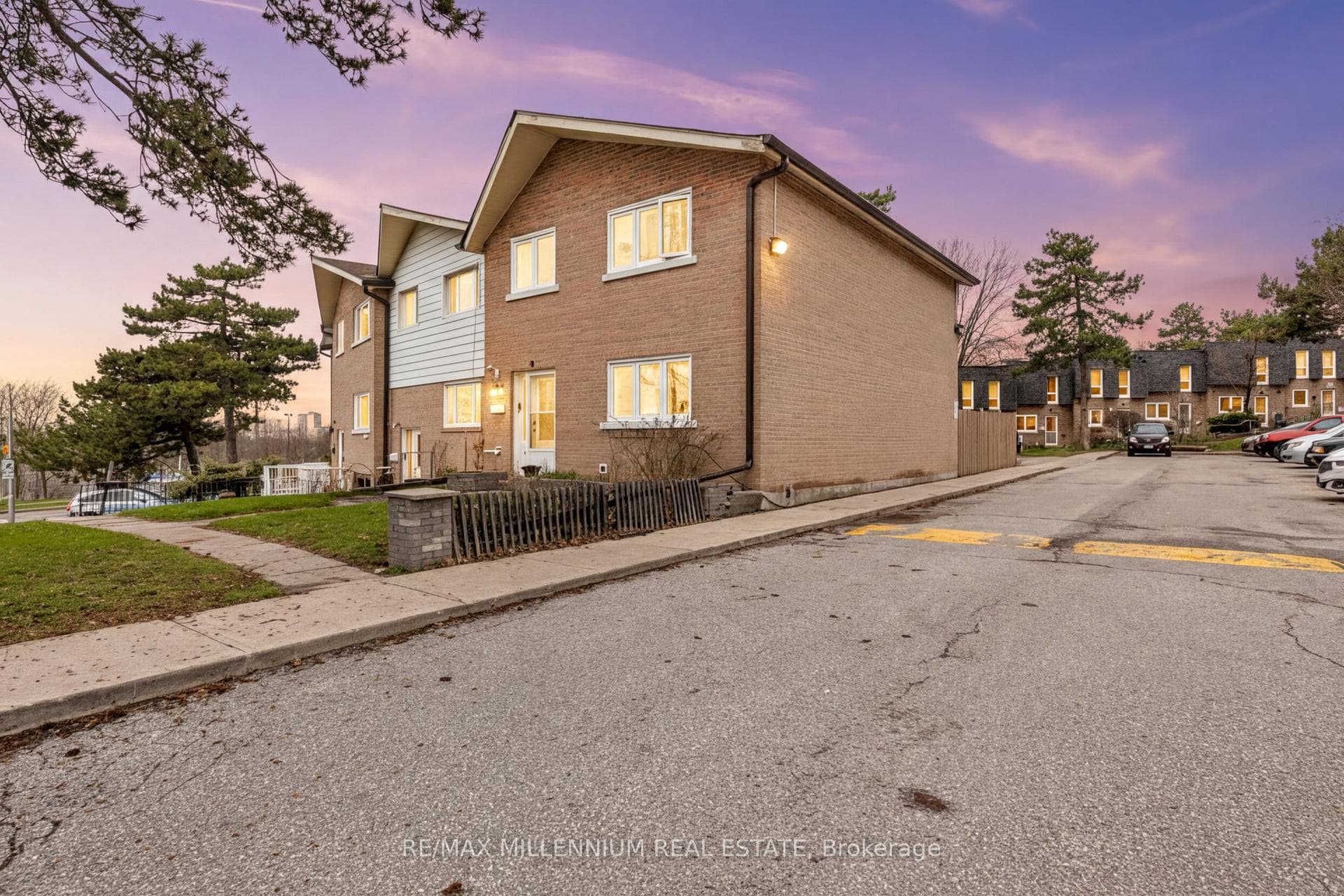 10 Grandravine Drive 5, Toronto, ON M3J 1B1, Toronto W05 — photo 1
