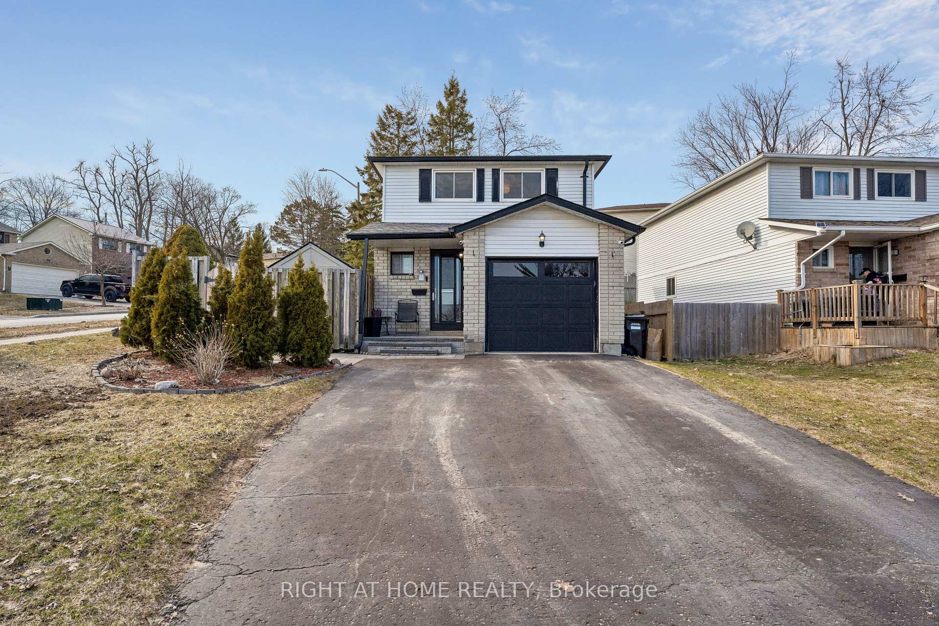 56 Hemingway Crescent, Barrie, ON L4N 5G1, Barrie — photo 1