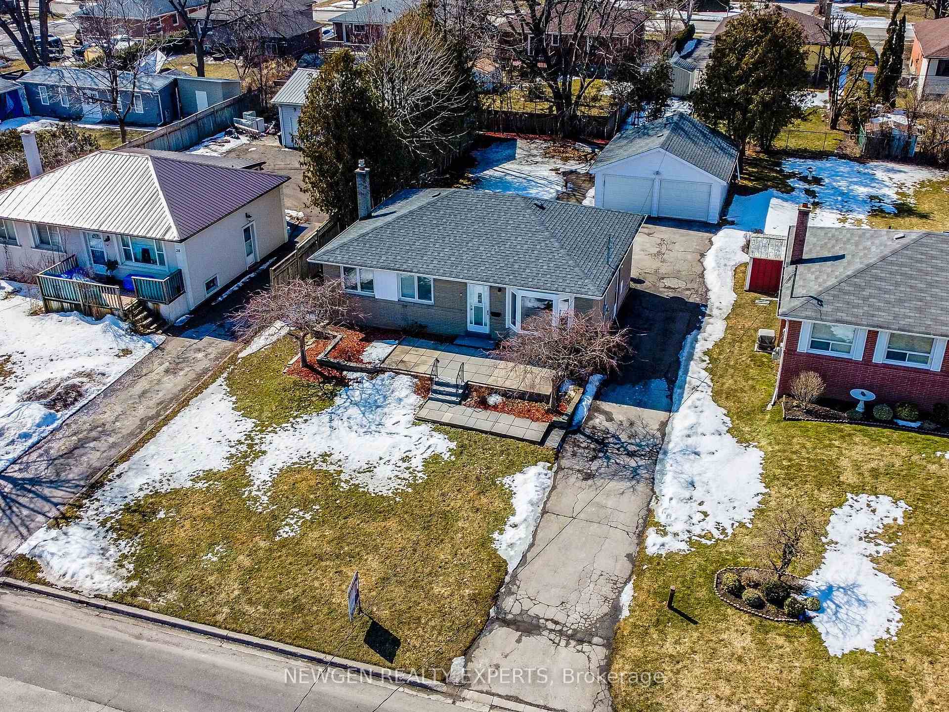 30 Linton Avenue E, Ajax, ON L1T 2X6, Ajax — photo 1