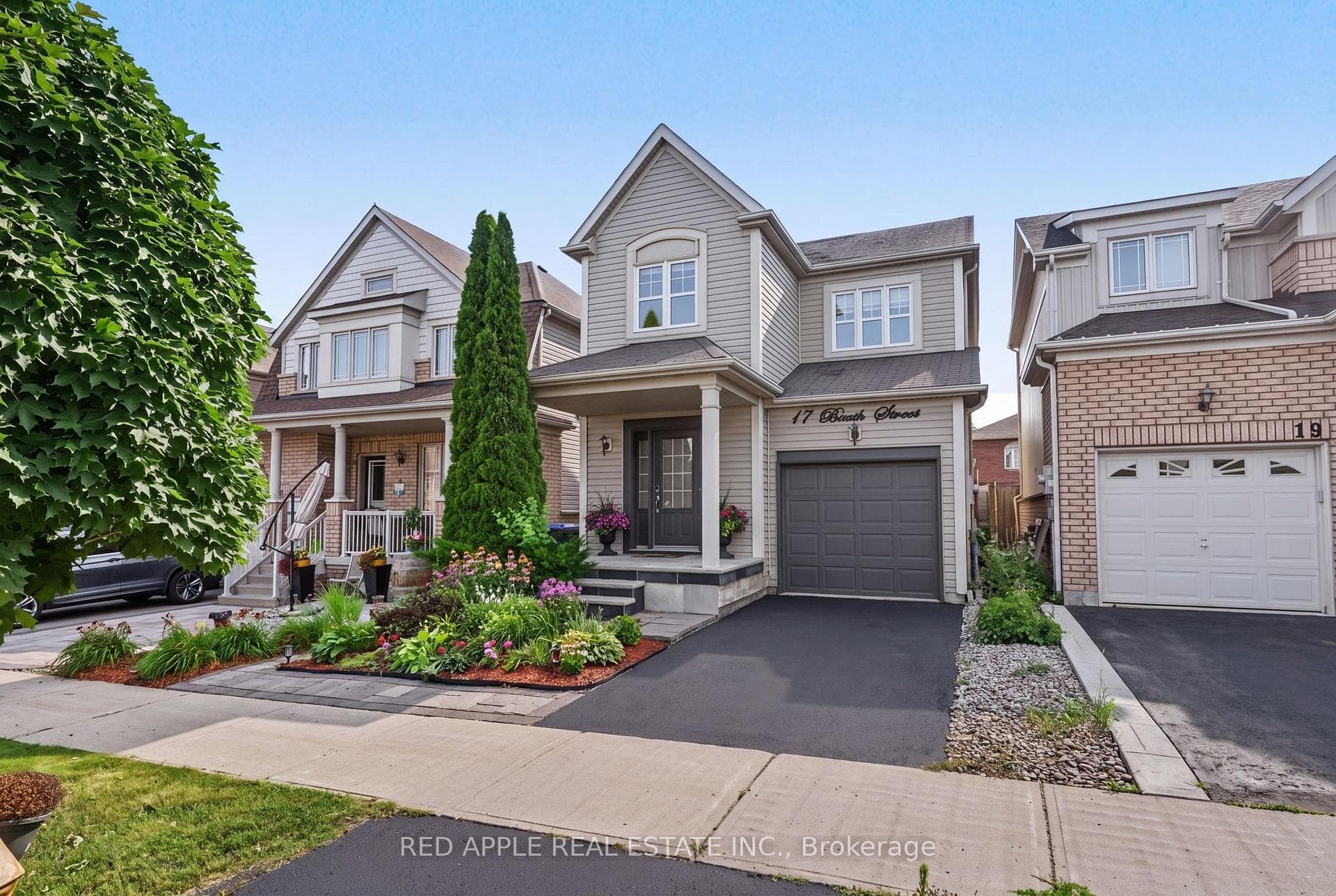 17 Booth Street, Bradford West Gwillimbury, ON L3Z 0A4, Bradford West Gwillimbury — photo 1