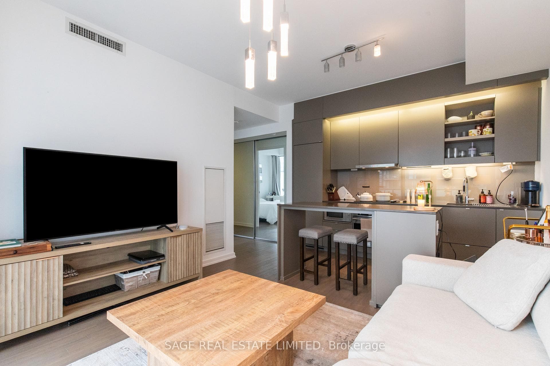 101 Peter Street 3308, Toronto, ON M5V 0G6, Toronto C01 — photo 1