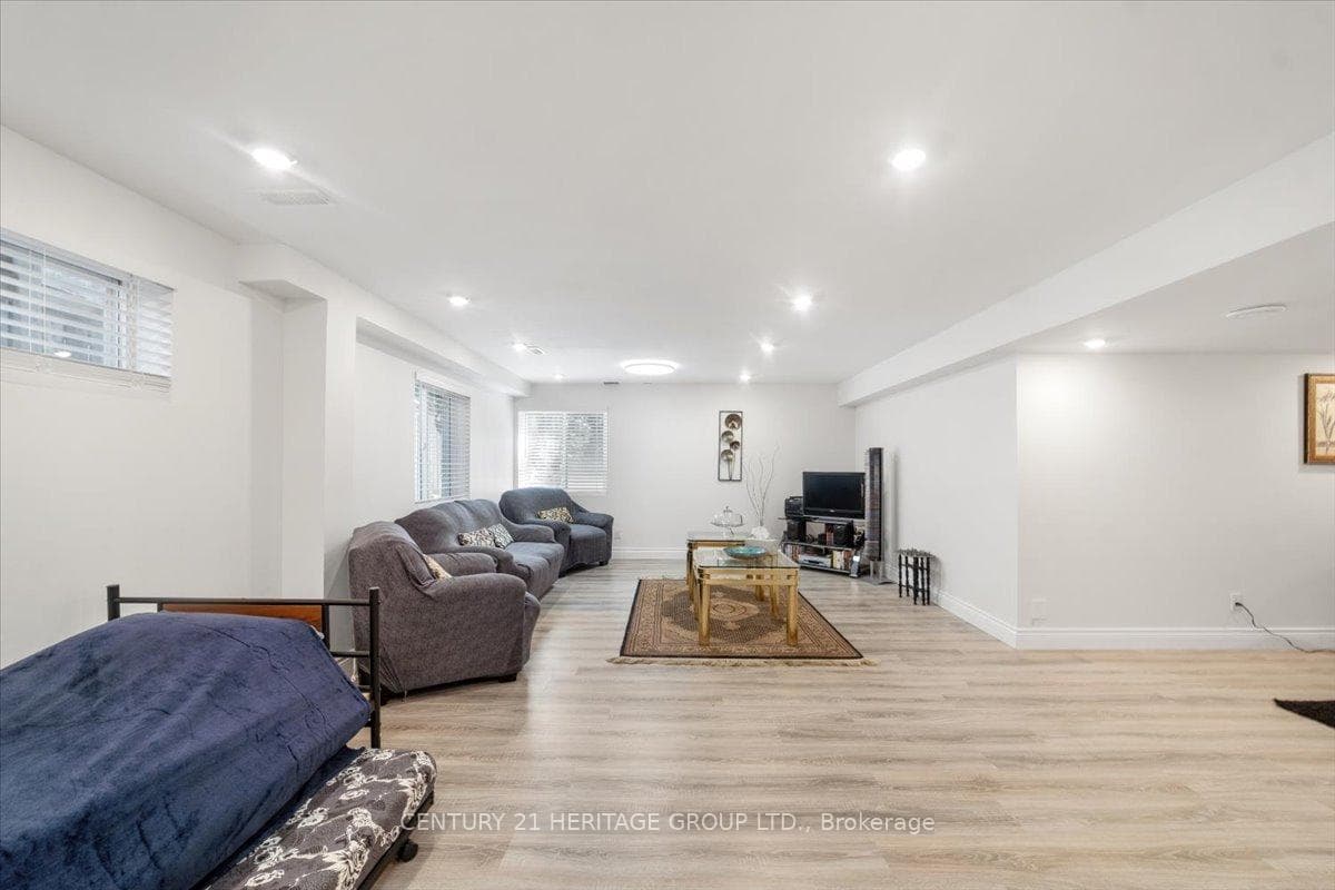 47 Stollar Boulevard Bsmnt, Barrie, ON L4M 6N3, Barrie — photo 1
