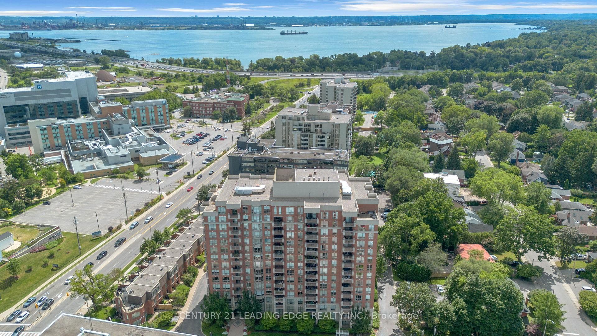 442 Maple Ave Avenue 403, Burlington, ON L7S 2L7, Burlington — photo 1